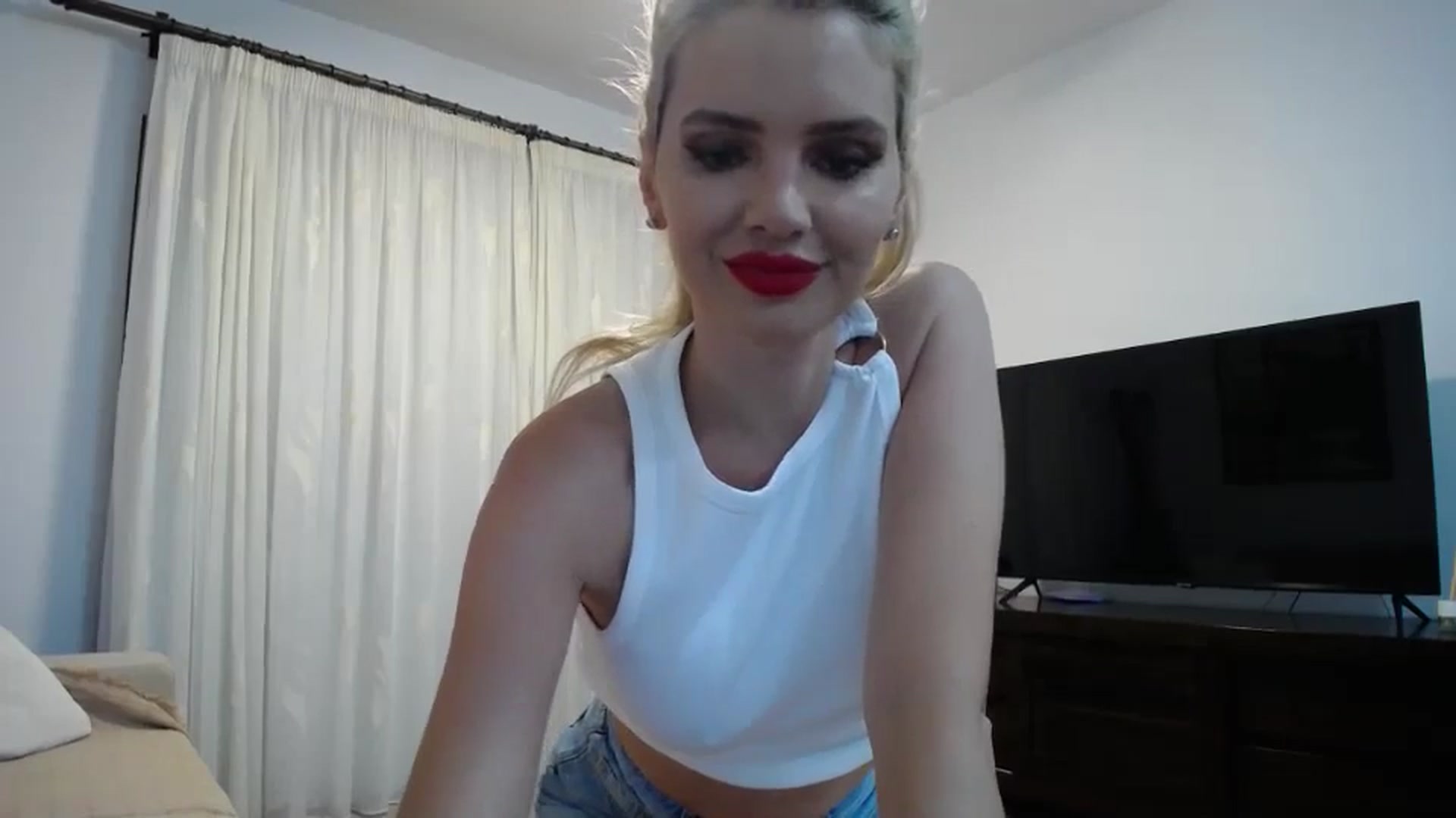 Gallery image thumbnail from Klarita_'s myfreecams stream on, 05/31/2024, 20:31 image 15 of 20