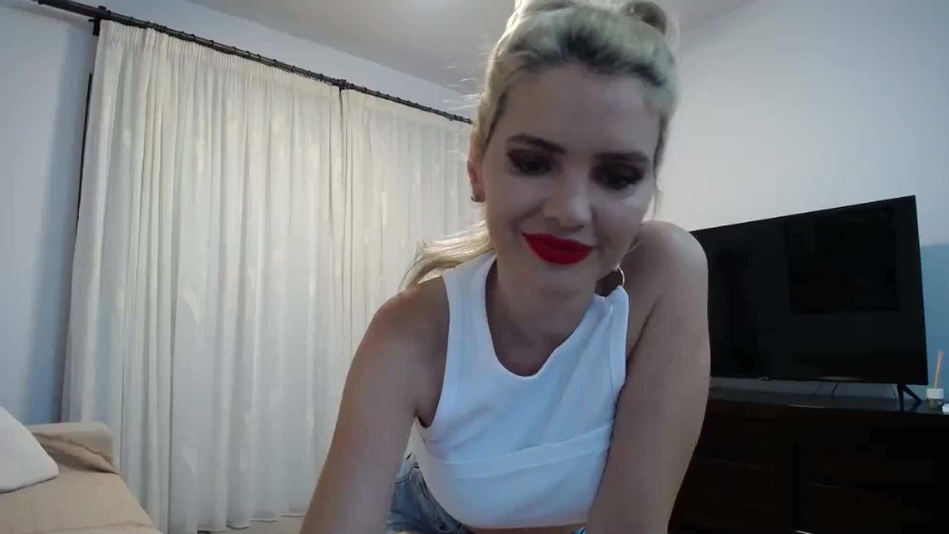 Gallery image thumbnail from Klarita_'s myfreecams stream on, 05/31/2024, 20:31 image 19 of 20