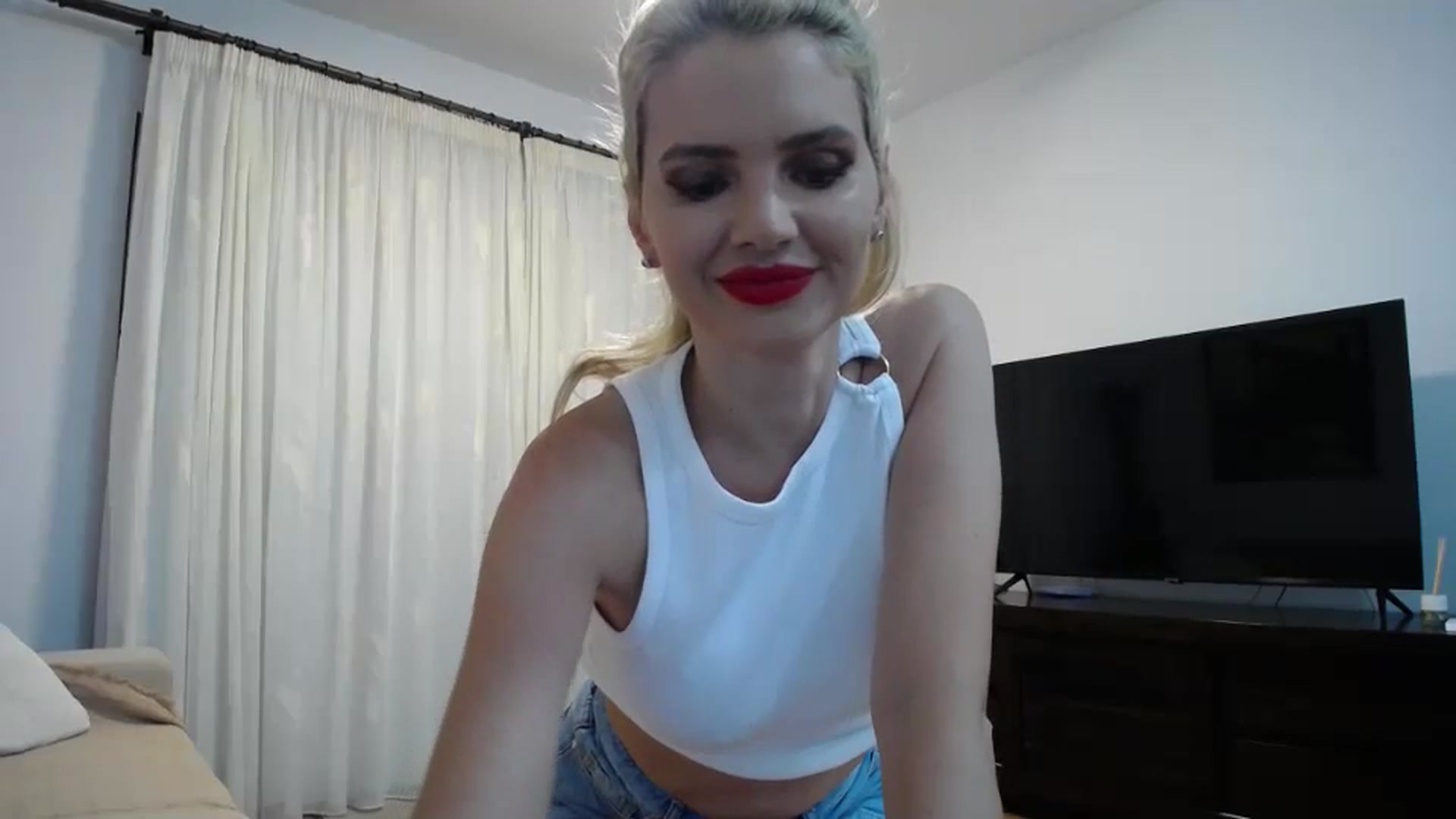 Gallery image thumbnail from Klarita_'s myfreecams stream on, 05/31/2024, 20:31 image 16 of 20