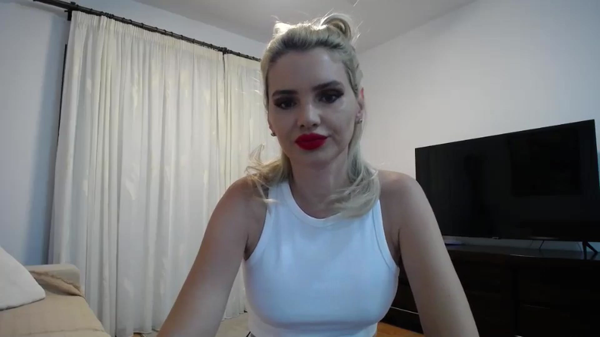 Gallery image thumbnail from Klarita_'s myfreecams stream on, 05/31/2024, 20:31 image 10 of 20