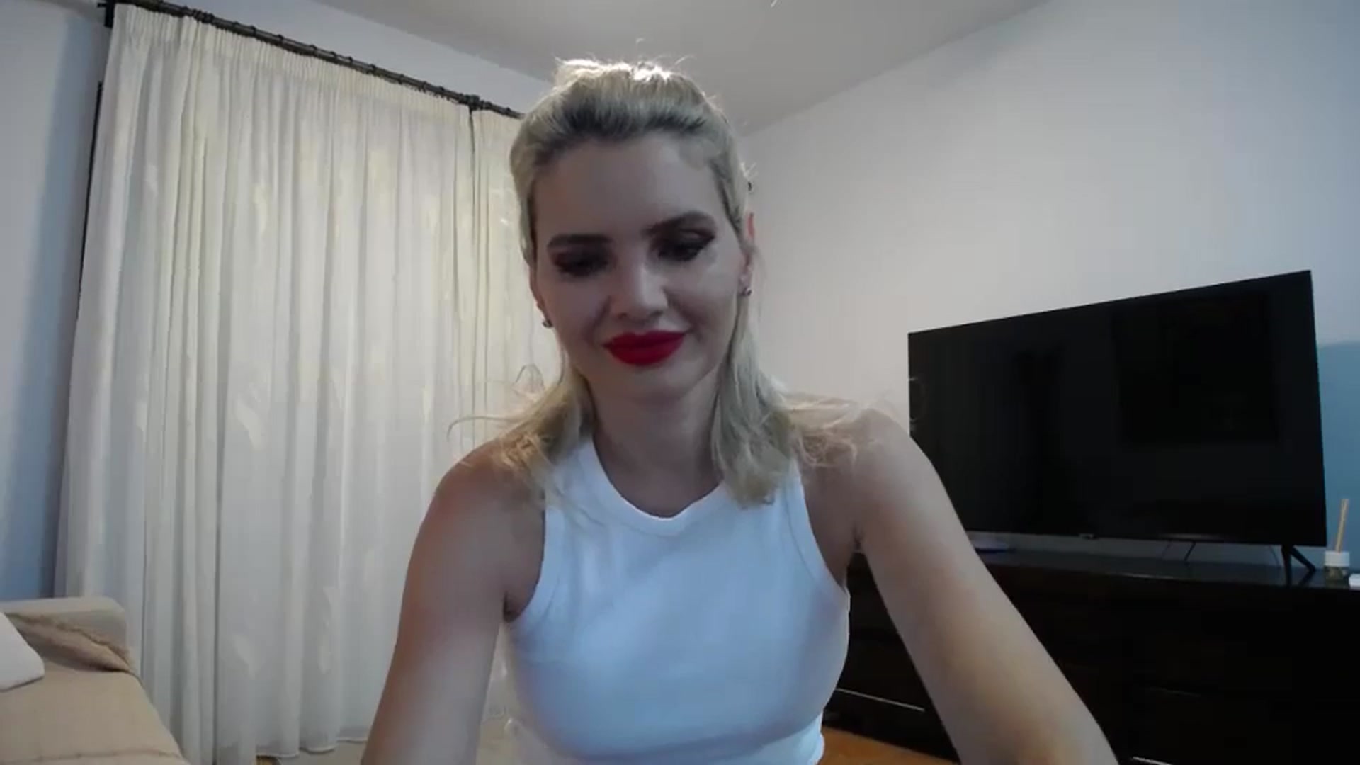 Gallery image thumbnail from Klarita_'s myfreecams stream on, 05/31/2024, 20:31 image 5 of 20
