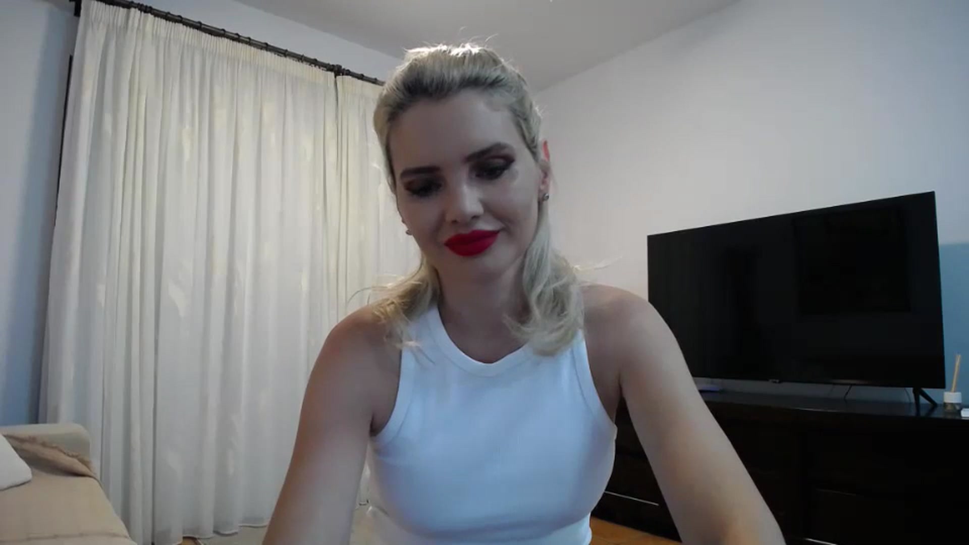 Gallery image thumbnail from Klarita_'s myfreecams stream on, 05/31/2024, 20:31 image 6 of 20
