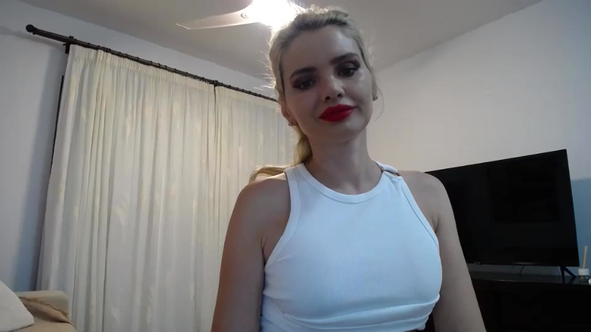 Gallery image thumbnail from Klarita_'s myfreecams stream on, 05/31/2024, 21:02 image 5 of 20