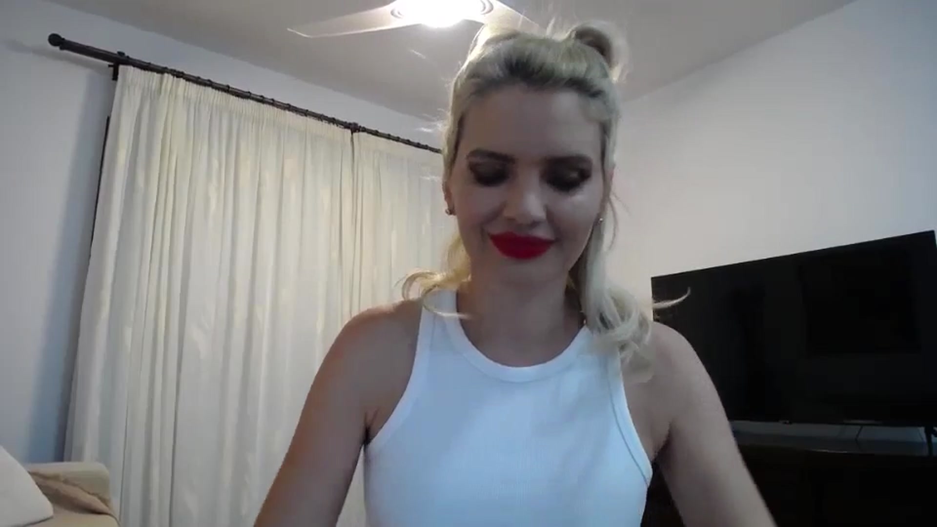 Gallery image thumbnail from Klarita_'s myfreecams stream on, 05/31/2024, 21:02 image 19 of 20