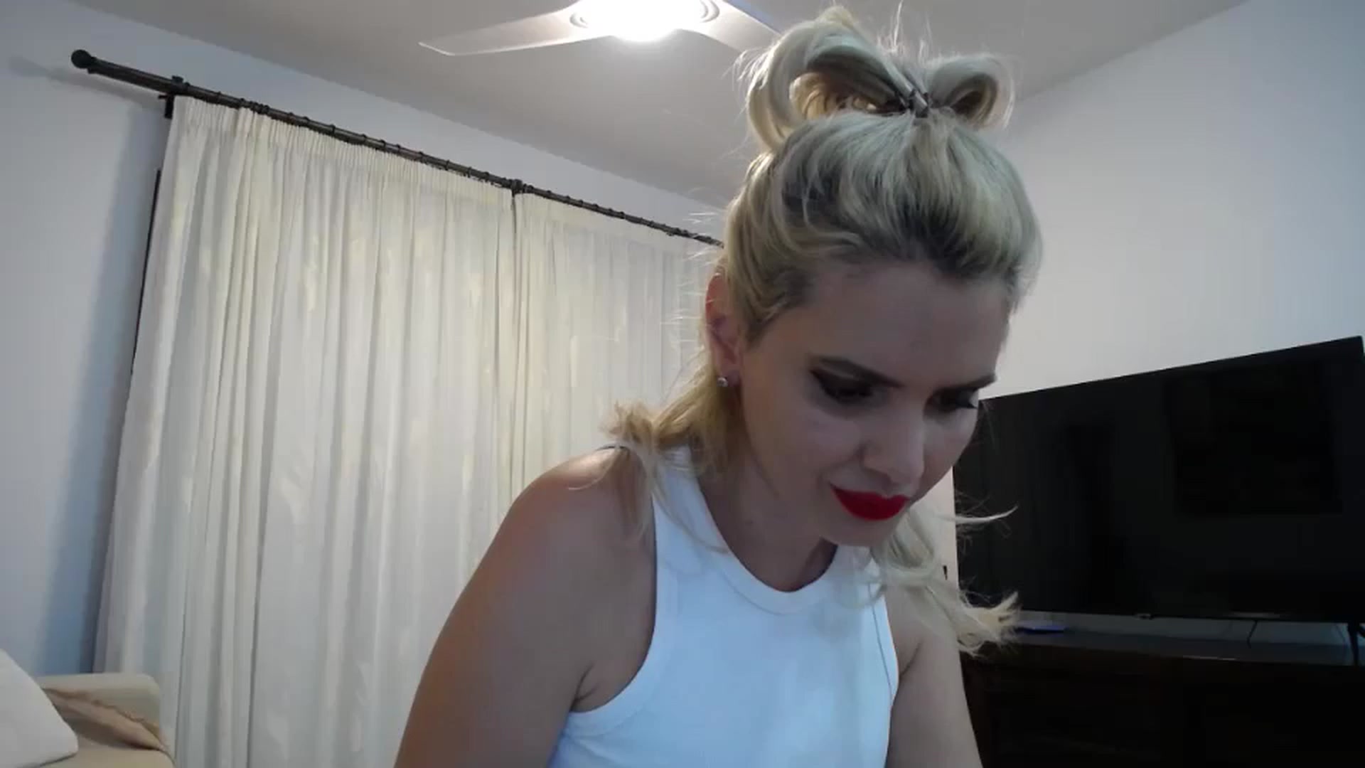 Gallery image thumbnail from Klarita_'s myfreecams stream on, 05/31/2024, 21:02 image 20 of 20