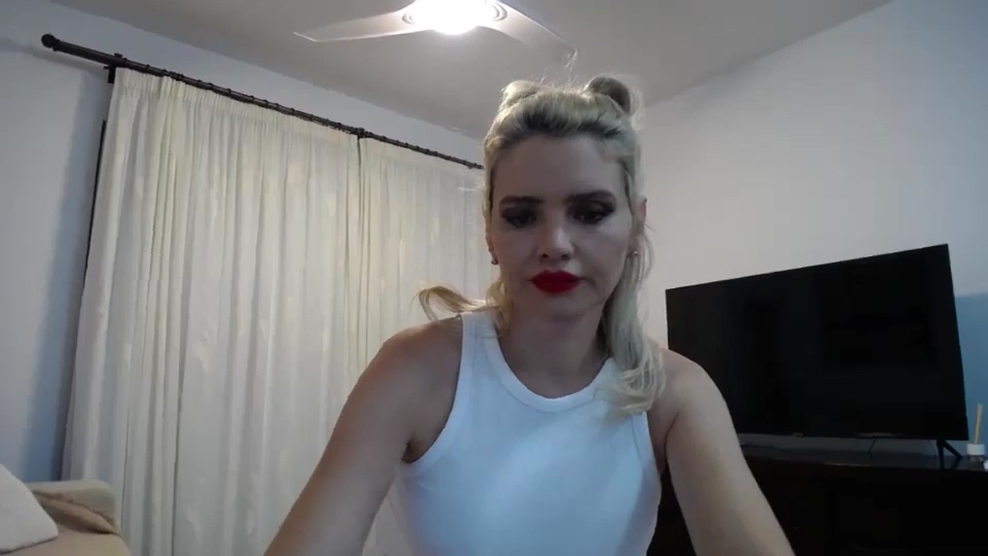 Gallery image thumbnail from Klarita_'s myfreecams stream on, 05/31/2024, 21:02 image 8 of 20