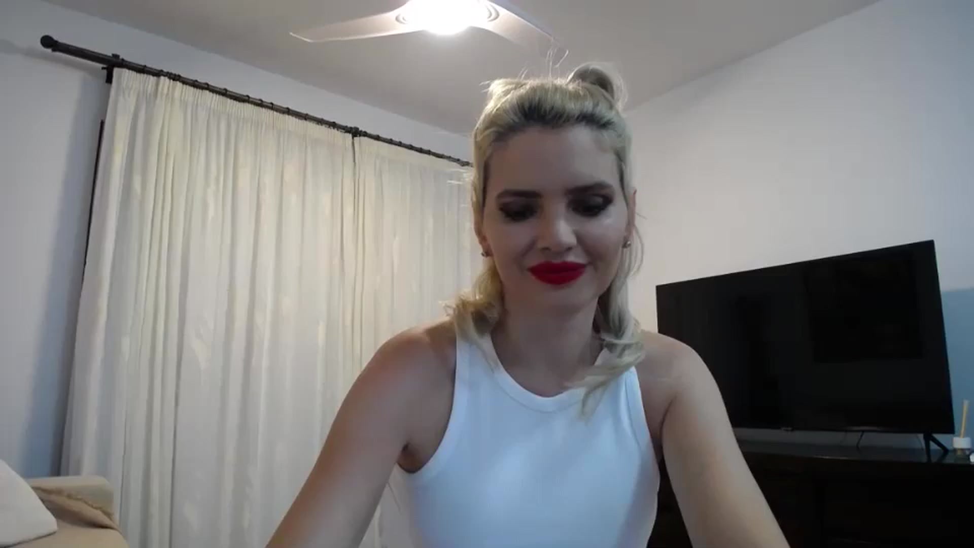 Gallery image thumbnail from Klarita_'s myfreecams stream on, 05/31/2024, 21:02 image 2 of 20