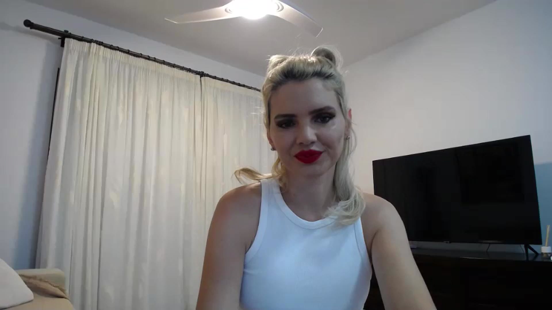 Gallery image thumbnail from Klarita_'s myfreecams stream on, 05/31/2024, 21:02 image 11 of 20