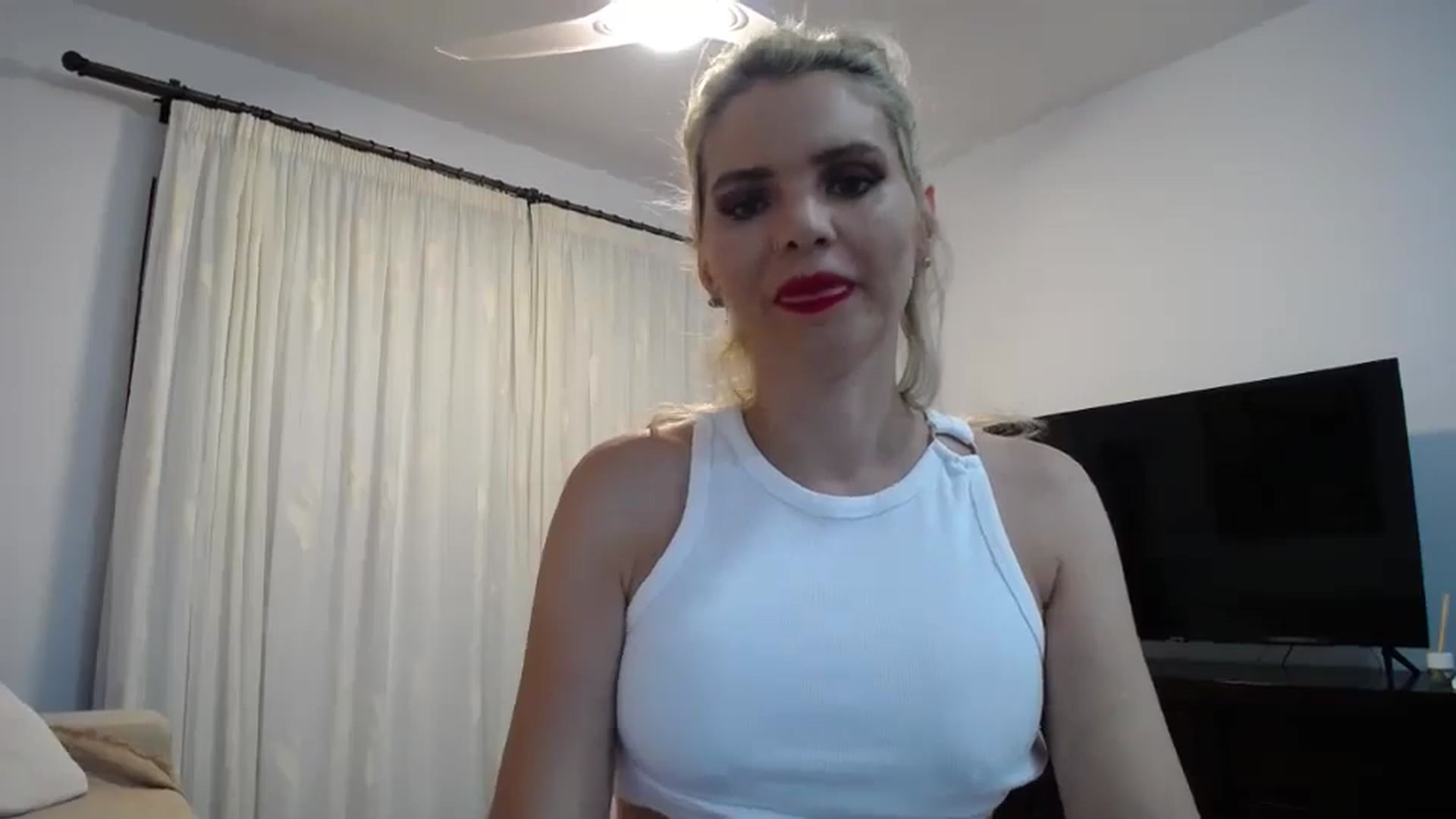 Gallery image thumbnail from Klarita_'s myfreecams stream on, 05/31/2024, 21:02 image 17 of 20
