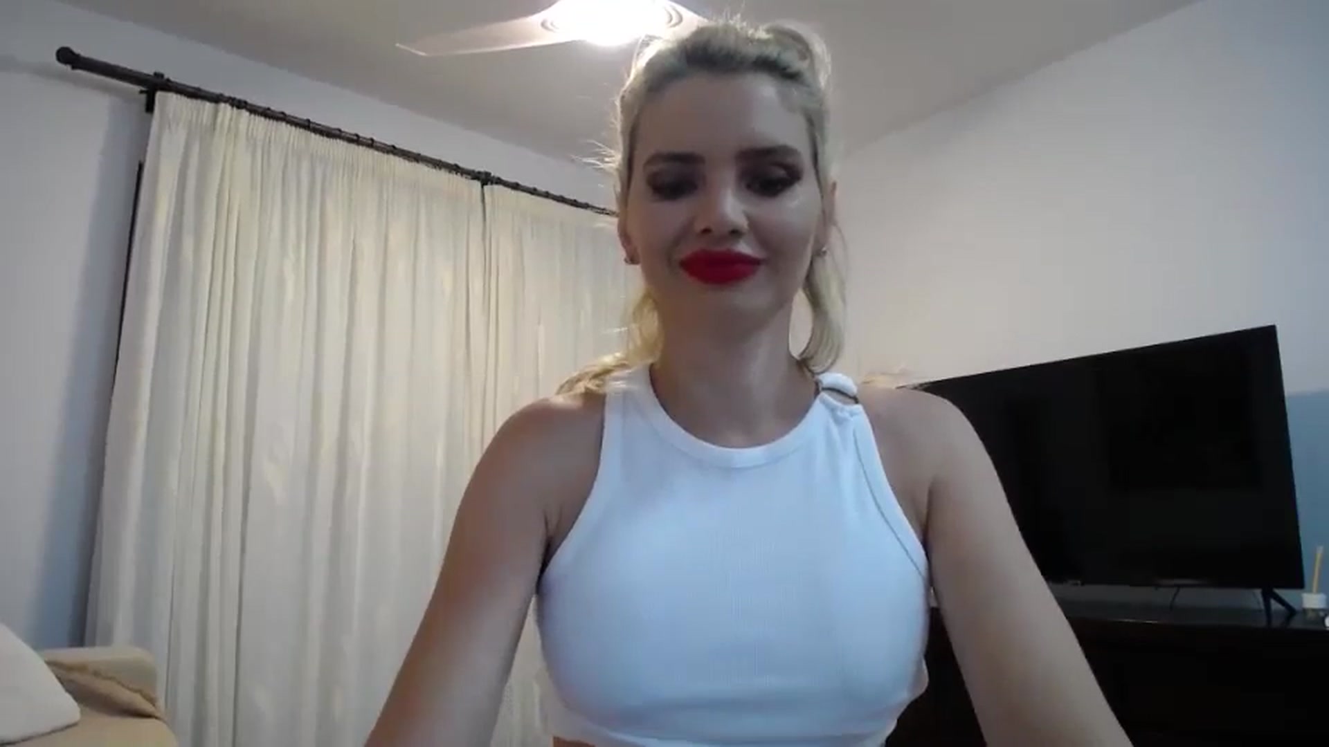 Gallery image thumbnail from Klarita_'s myfreecams stream on, 05/31/2024, 21:02 image 18 of 20