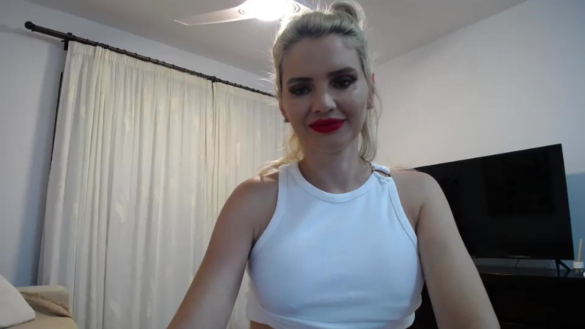 Gallery image thumbnail from Klarita_'s myfreecams stream on, 05/31/2024, 21:02 image 16 of 20