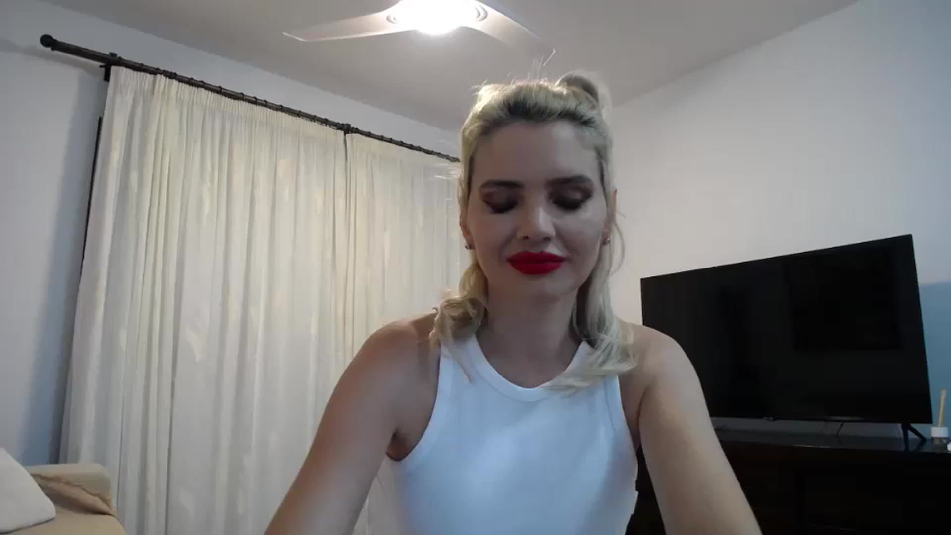 Gallery image thumbnail from Klarita_'s myfreecams stream on, 05/31/2024, 21:02 image 3 of 20