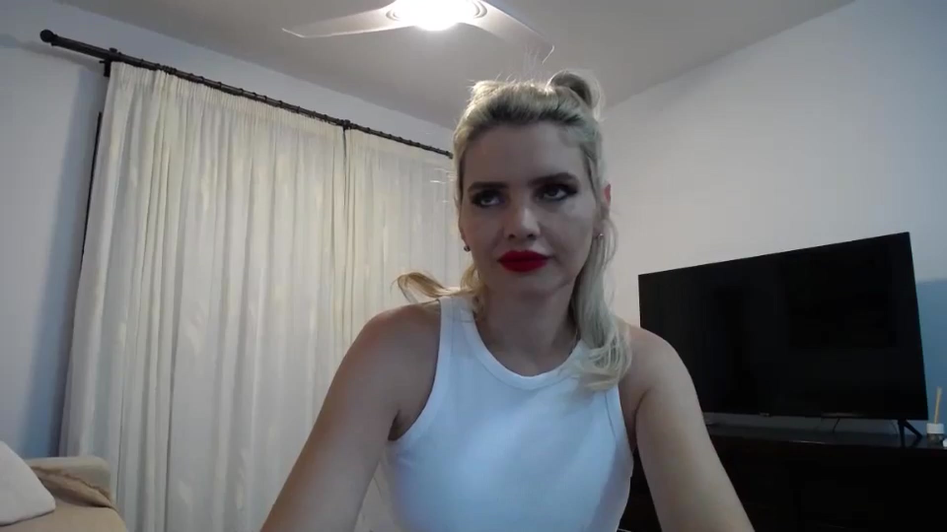 Gallery image thumbnail from Klarita_'s myfreecams stream on, 05/31/2024, 21:02 image 9 of 20