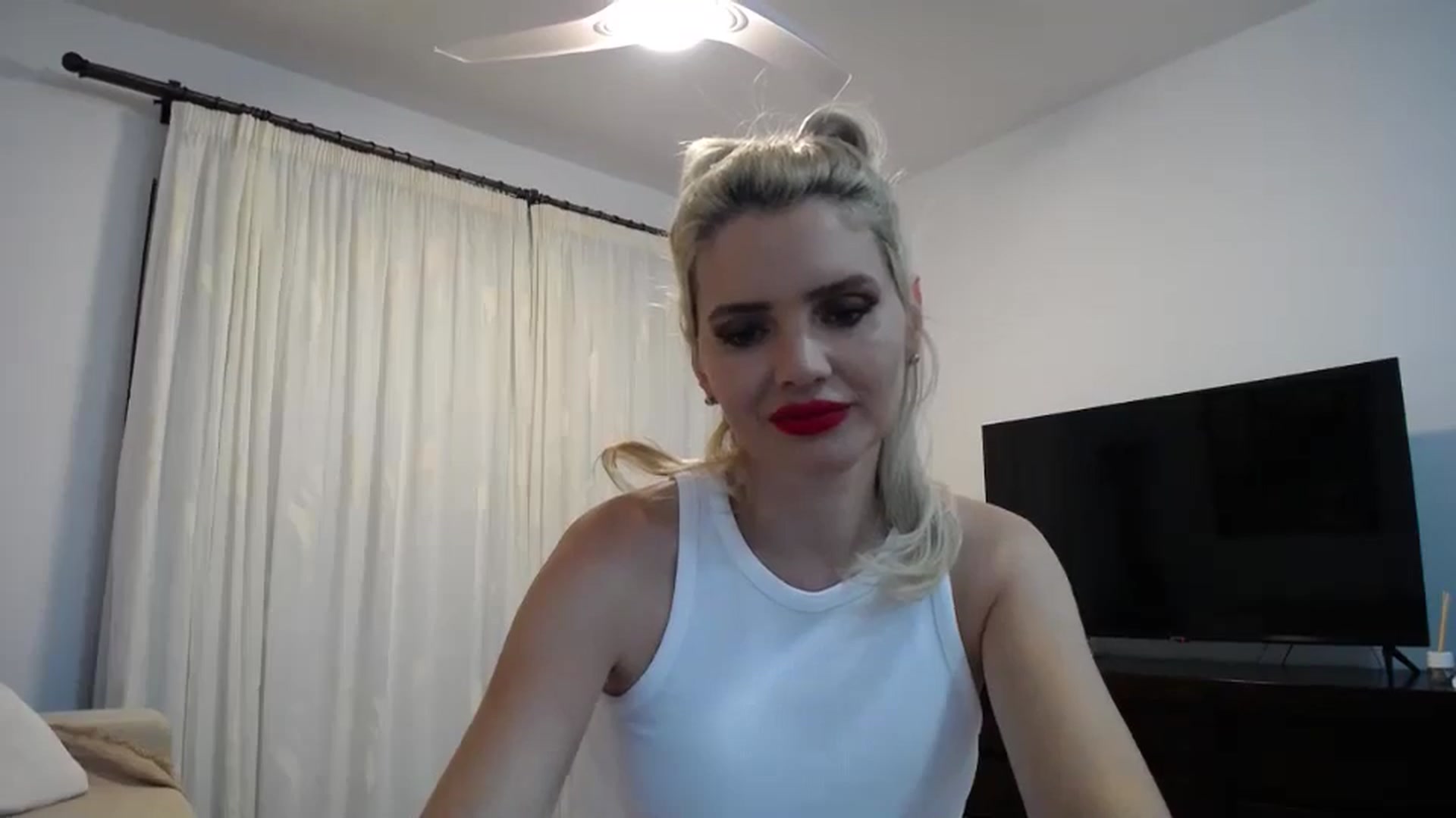 Gallery image thumbnail from Klarita_'s myfreecams stream on, 05/31/2024, 21:02 image 12 of 20