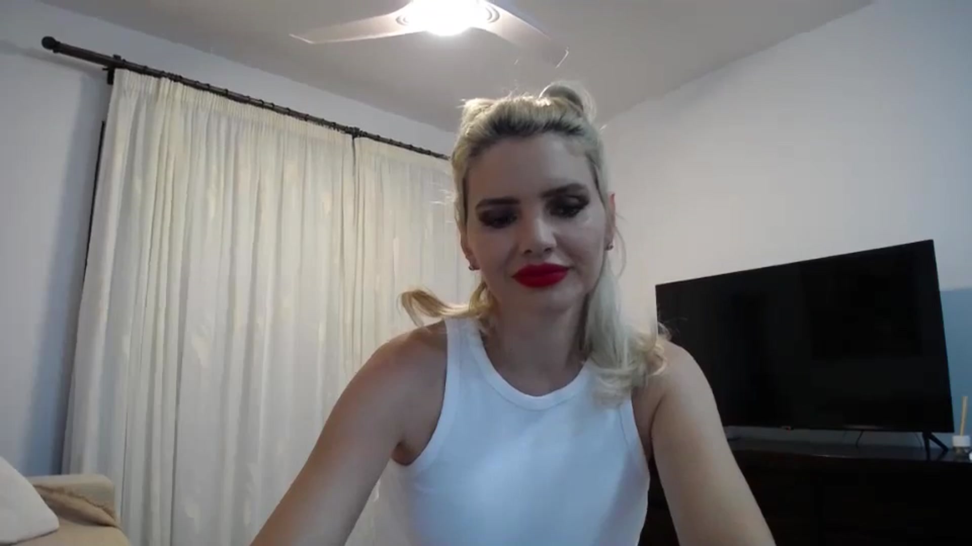 Gallery image thumbnail from Klarita_'s myfreecams stream on, 05/31/2024, 21:02 image 14 of 20