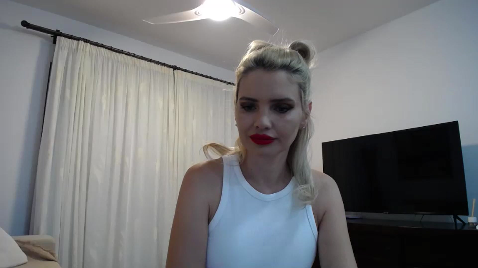 Gallery image thumbnail from Klarita_'s myfreecams stream on, 05/31/2024, 21:02 image 6 of 20