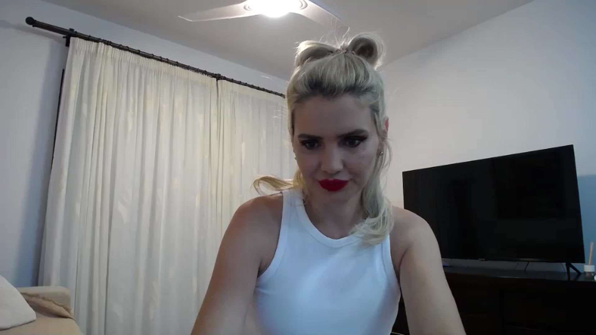 Gallery image thumbnail from Klarita_'s myfreecams stream on, 05/31/2024, 21:02 image 10 of 20