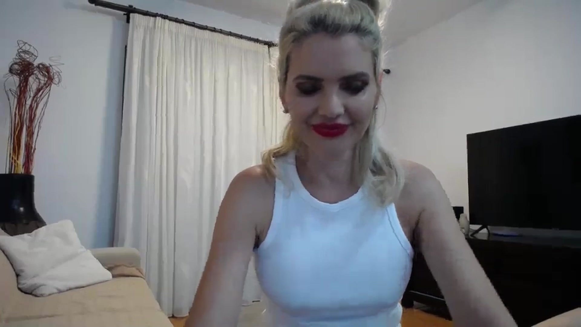 Gallery image thumbnail from Klarita_'s myfreecams stream on, 05/31/2024, 22:22 image 14 of 20