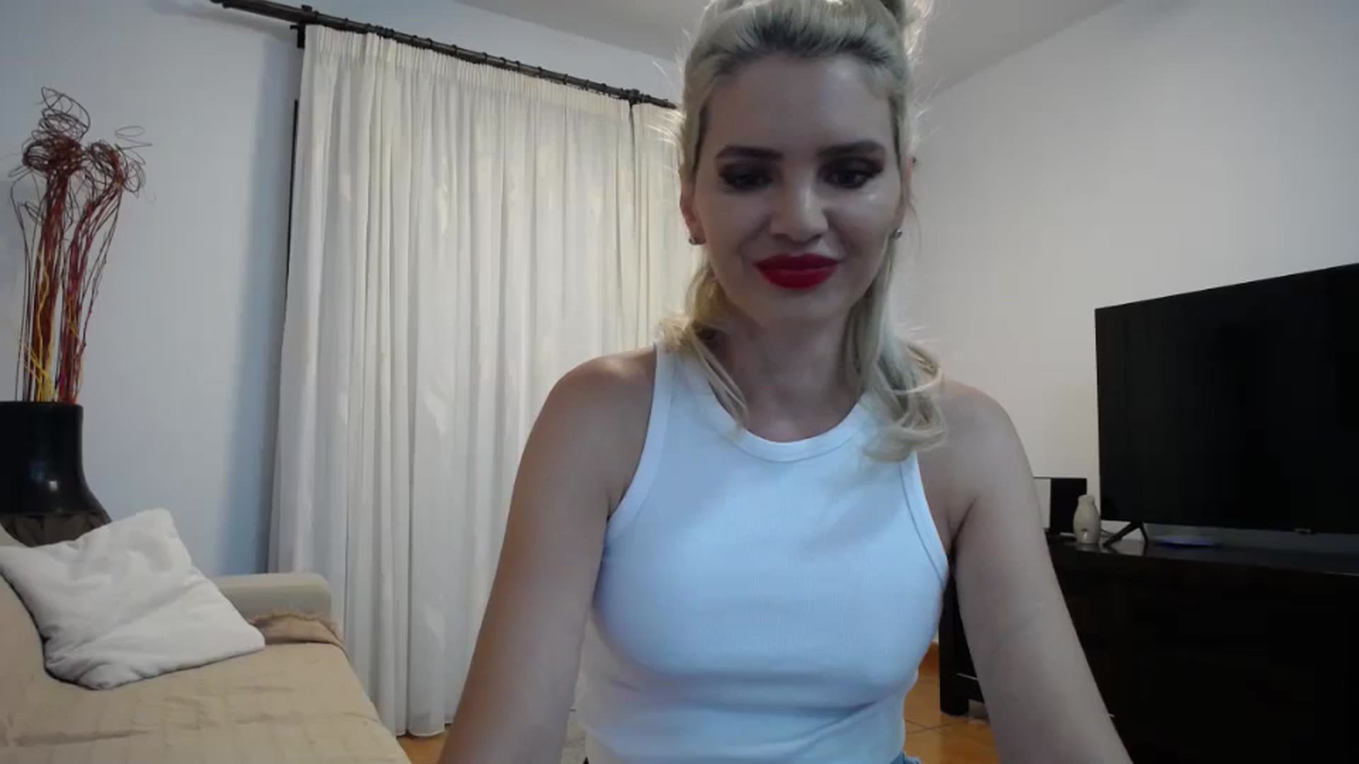 Gallery image thumbnail from Klarita_'s myfreecams stream on, 05/31/2024, 22:22 image 15 of 20