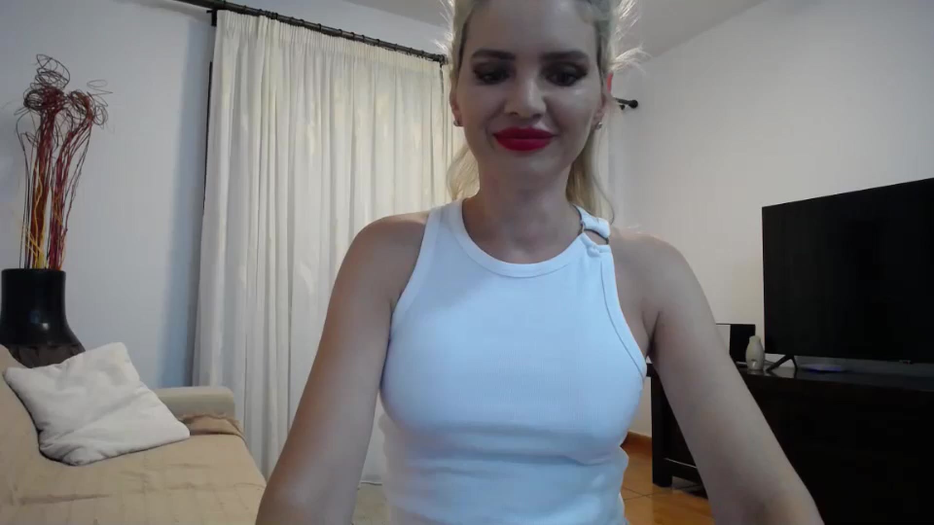 Gallery image thumbnail from Klarita_'s myfreecams stream on, 05/31/2024, 22:22 image 16 of 20