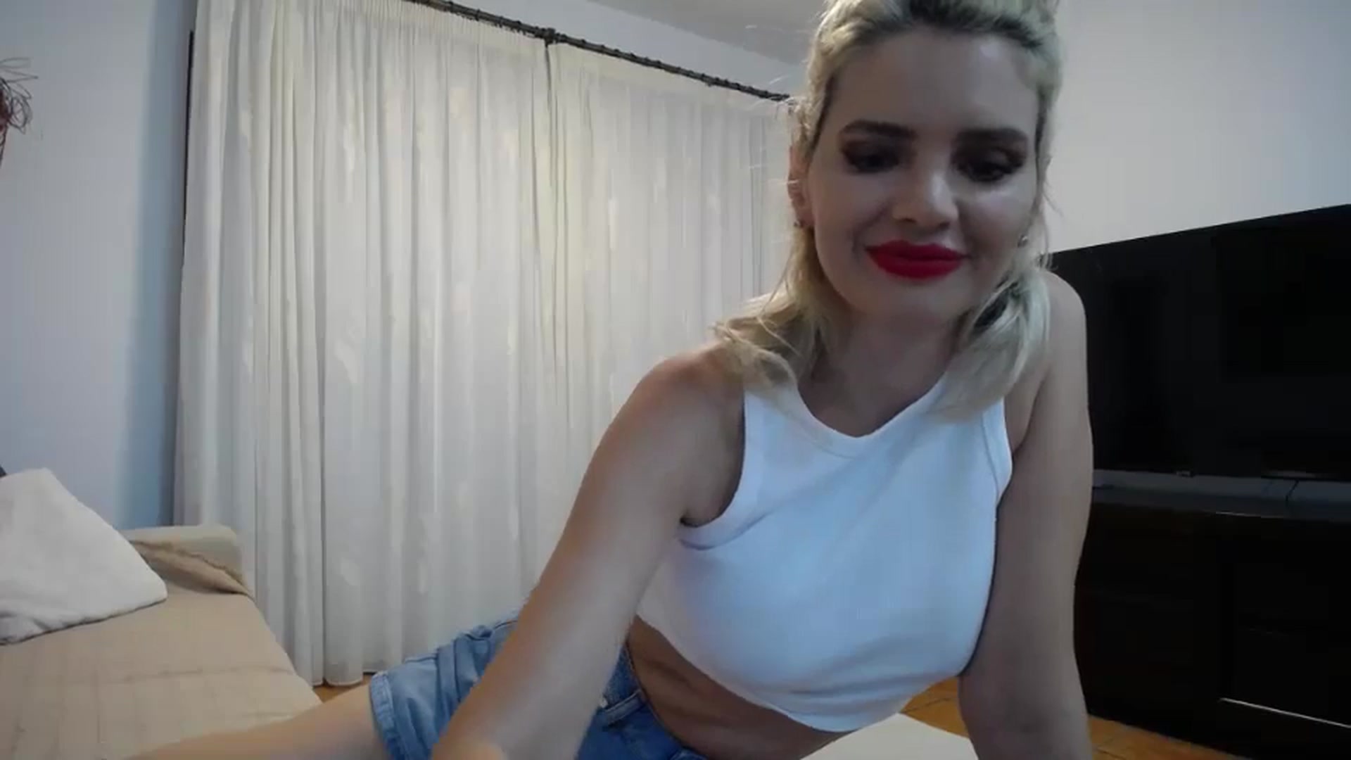 Gallery image thumbnail from Klarita_'s myfreecams stream on, 05/31/2024, 22:22 image 4 of 20