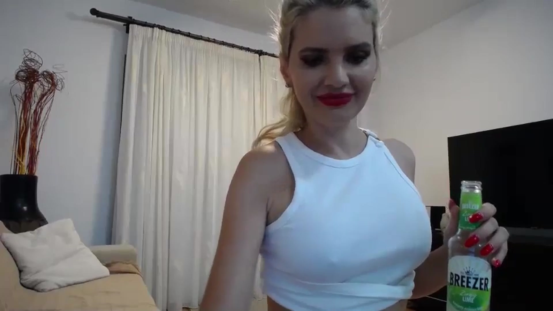 Gallery image thumbnail from Klarita_'s myfreecams stream on, 05/31/2024, 22:22 image 10 of 20
