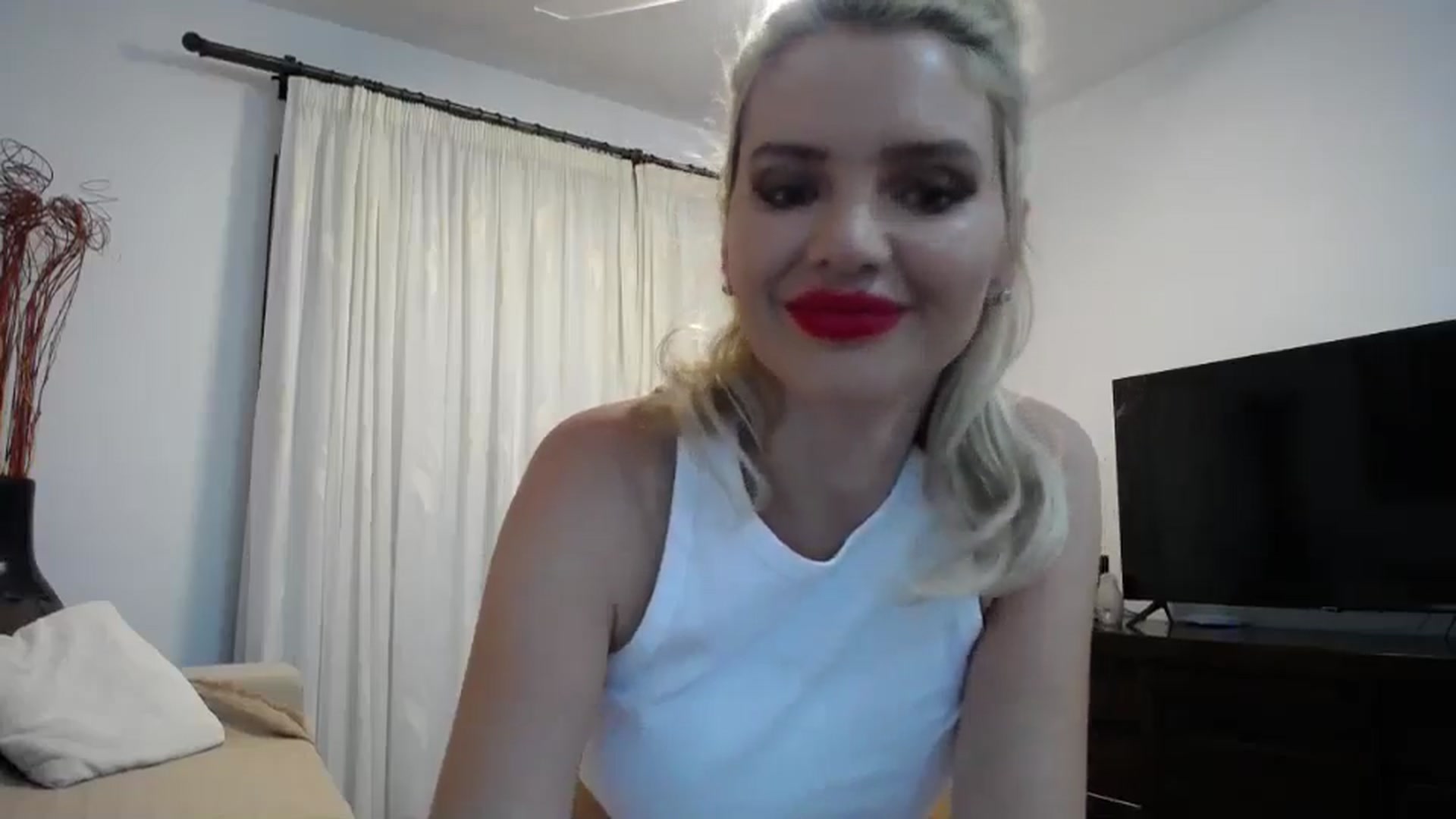 Gallery image thumbnail from Klarita_'s myfreecams stream on, 05/31/2024, 22:22 image 3 of 20