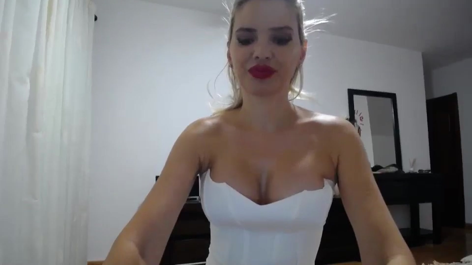 Gallery image thumbnail from Klarita_'s myfreecams stream on, 06/03/2024, 20:31 image 8 of 20