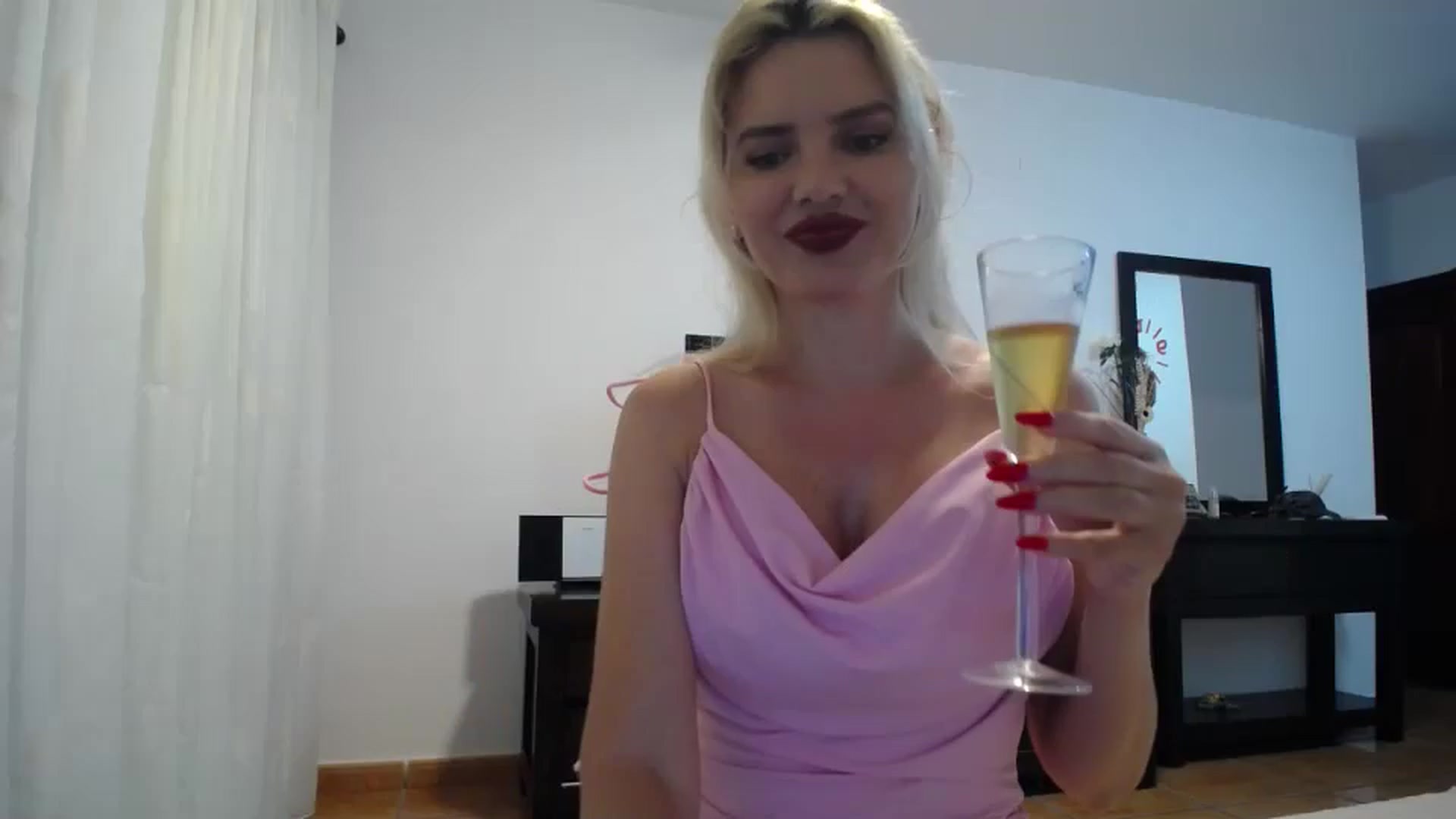 Gallery image thumbnail from Klarita_'s myfreecams stream on, 06/05/2024, 22:00 image 6 of 20