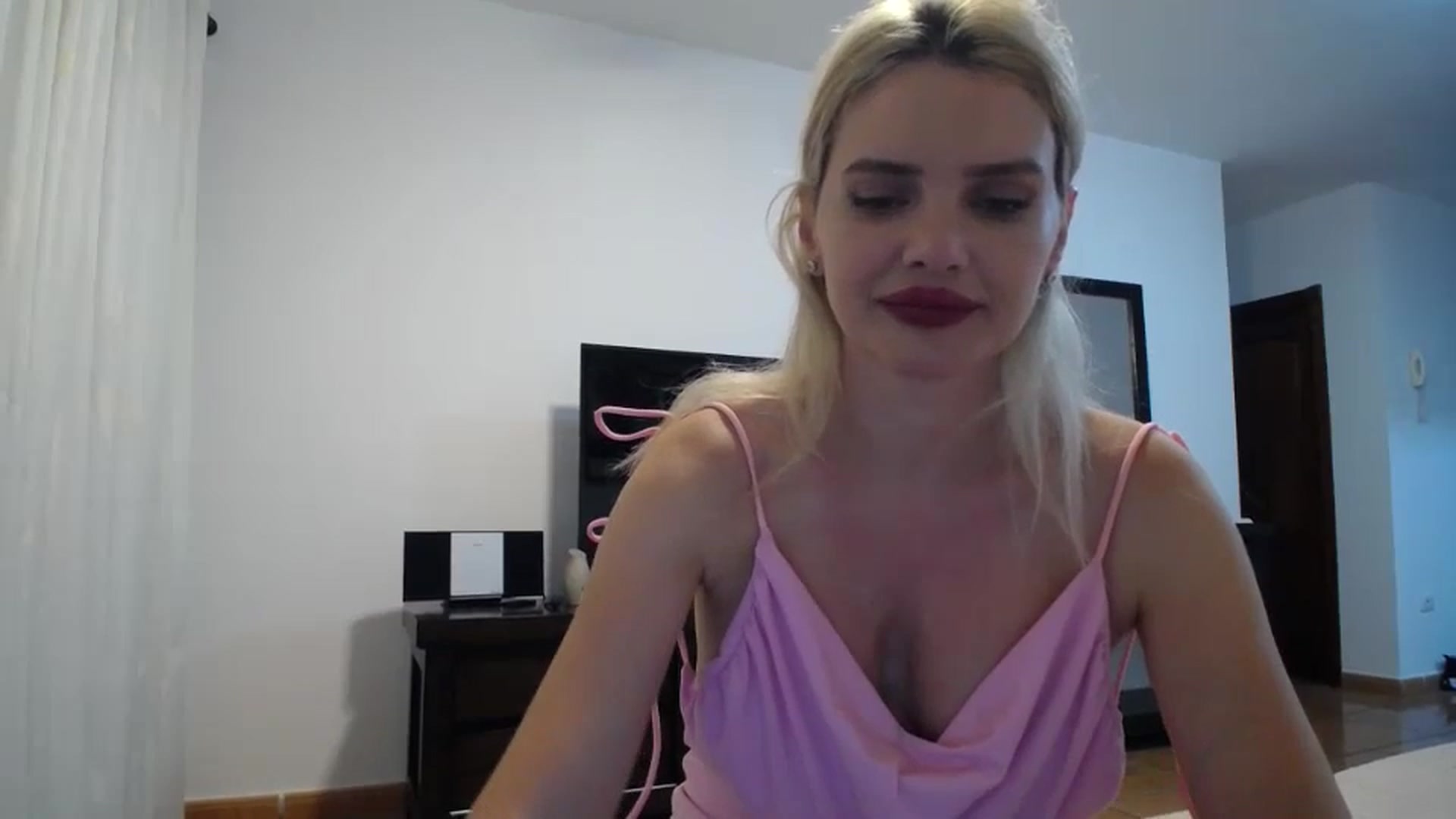 Gallery image thumbnail from Klarita_'s myfreecams stream on, 06/05/2024, 22:00 image 17 of 20