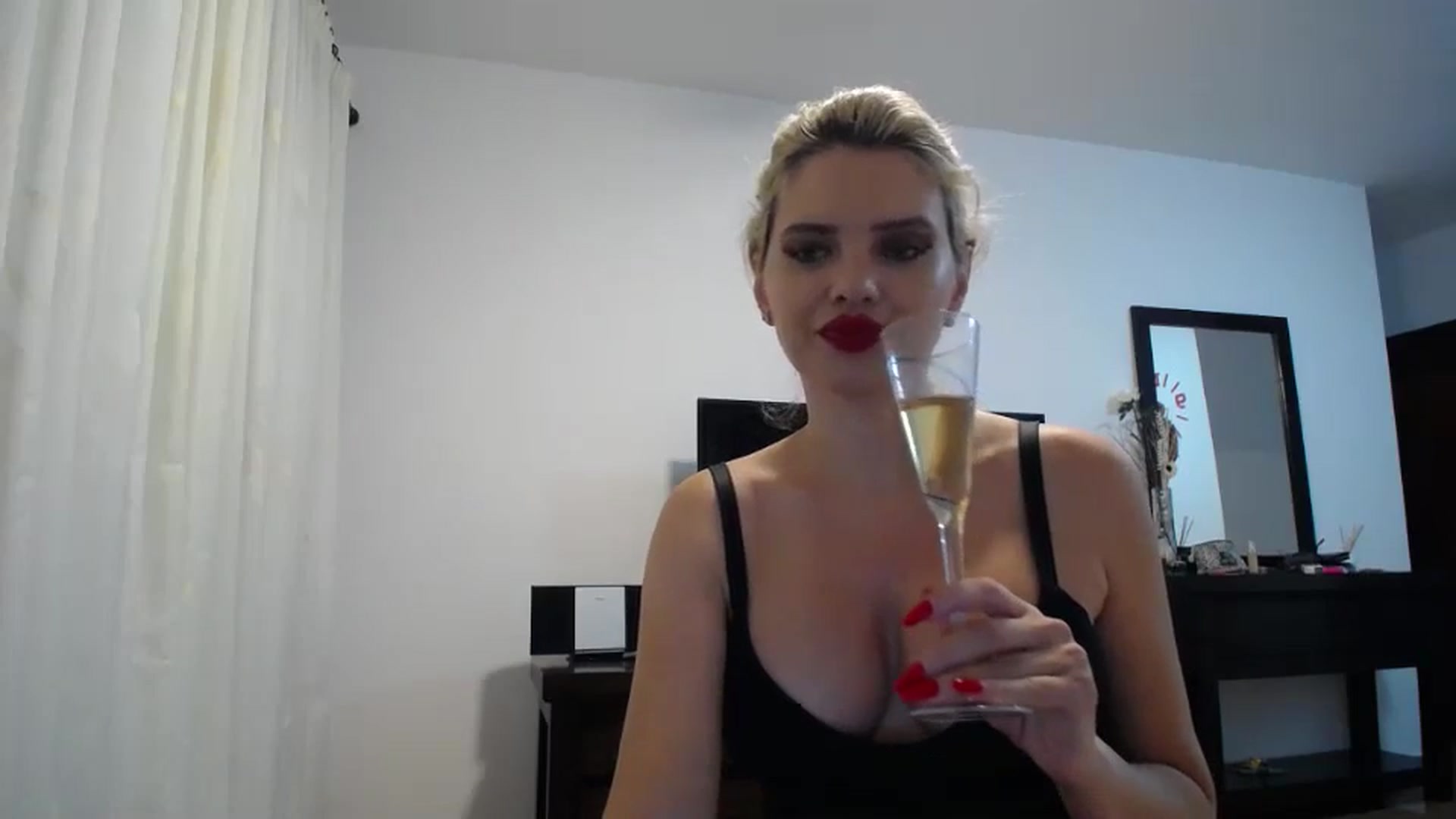 Gallery image thumbnail from Klarita_'s myfreecams stream on, 06/06/2024, 21:18 image 18 of 20