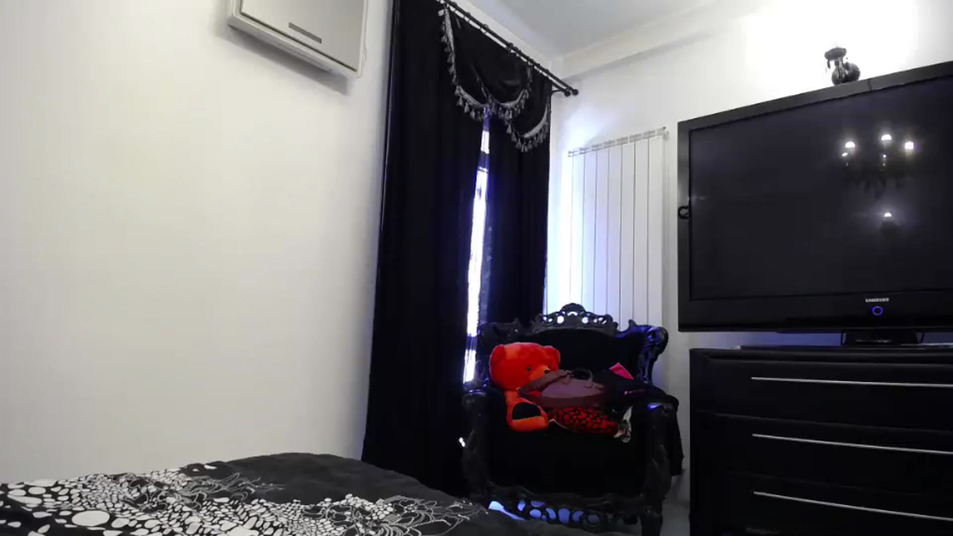 Gallery image thumbnail from Klarita_'s myfreecams stream on, 06/15/2024, 14:53 image 18 of 20