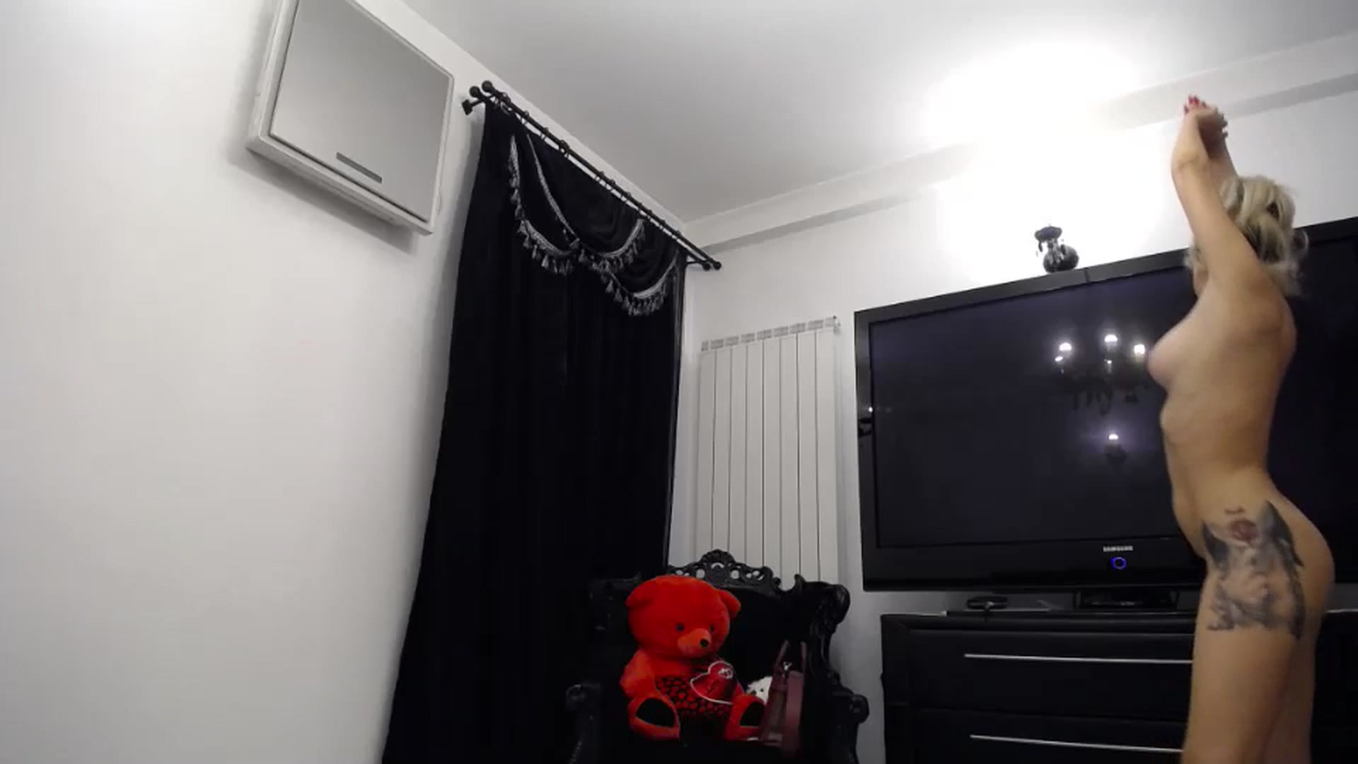 Gallery image thumbnail from Klarita_'s myfreecams stream on, 06/19/2024, 22:37 image 18 of 20