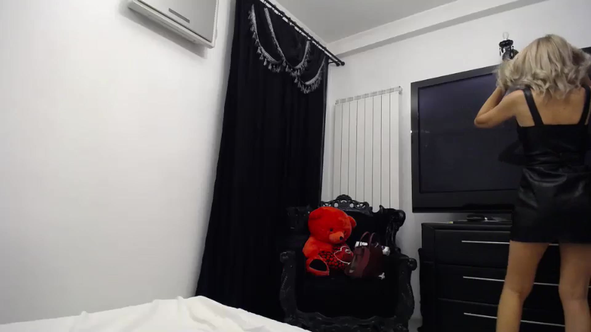 Gallery image thumbnail from Klarita_'s myfreecams stream on, 06/20/2024, 21:27 image 10 of 20