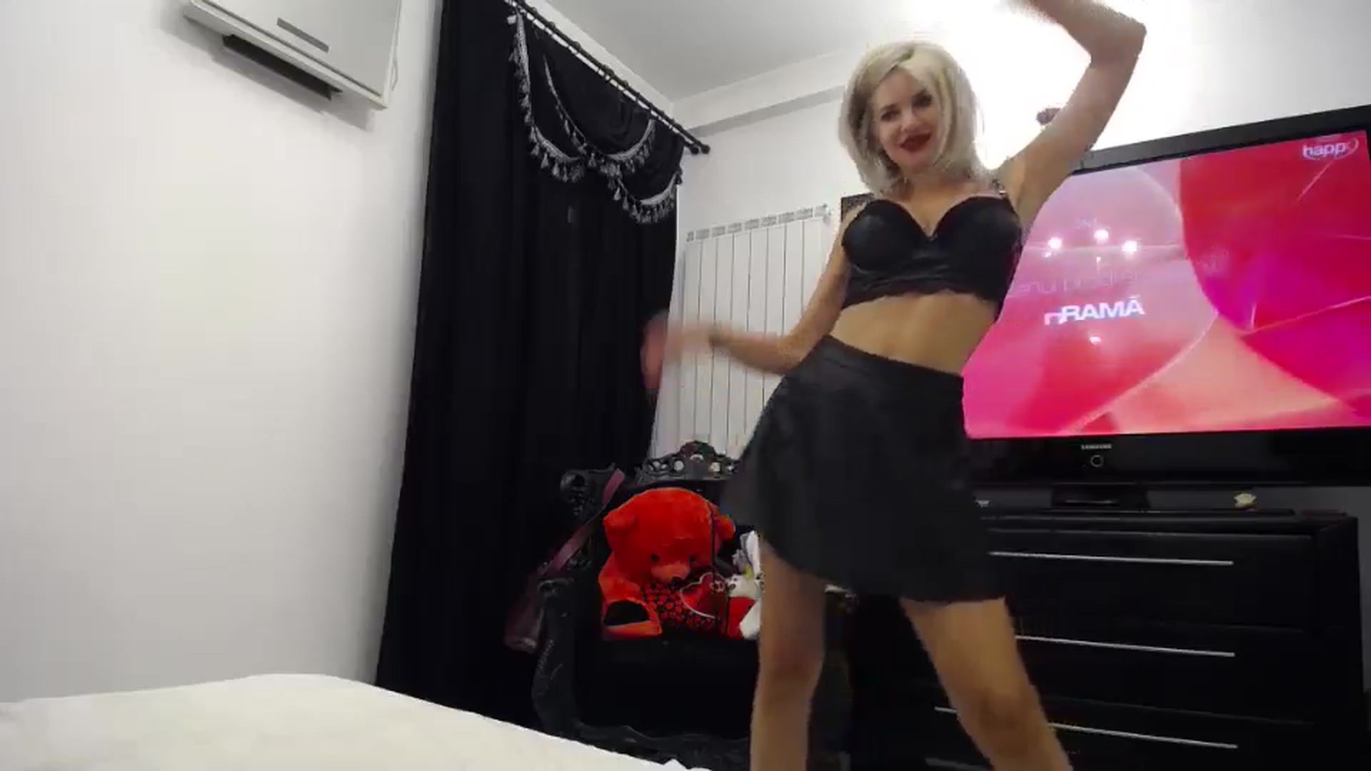 Gallery image thumbnail from Klarita_'s myfreecams stream on, 08/01/2024, 21:12 image 17 of 20