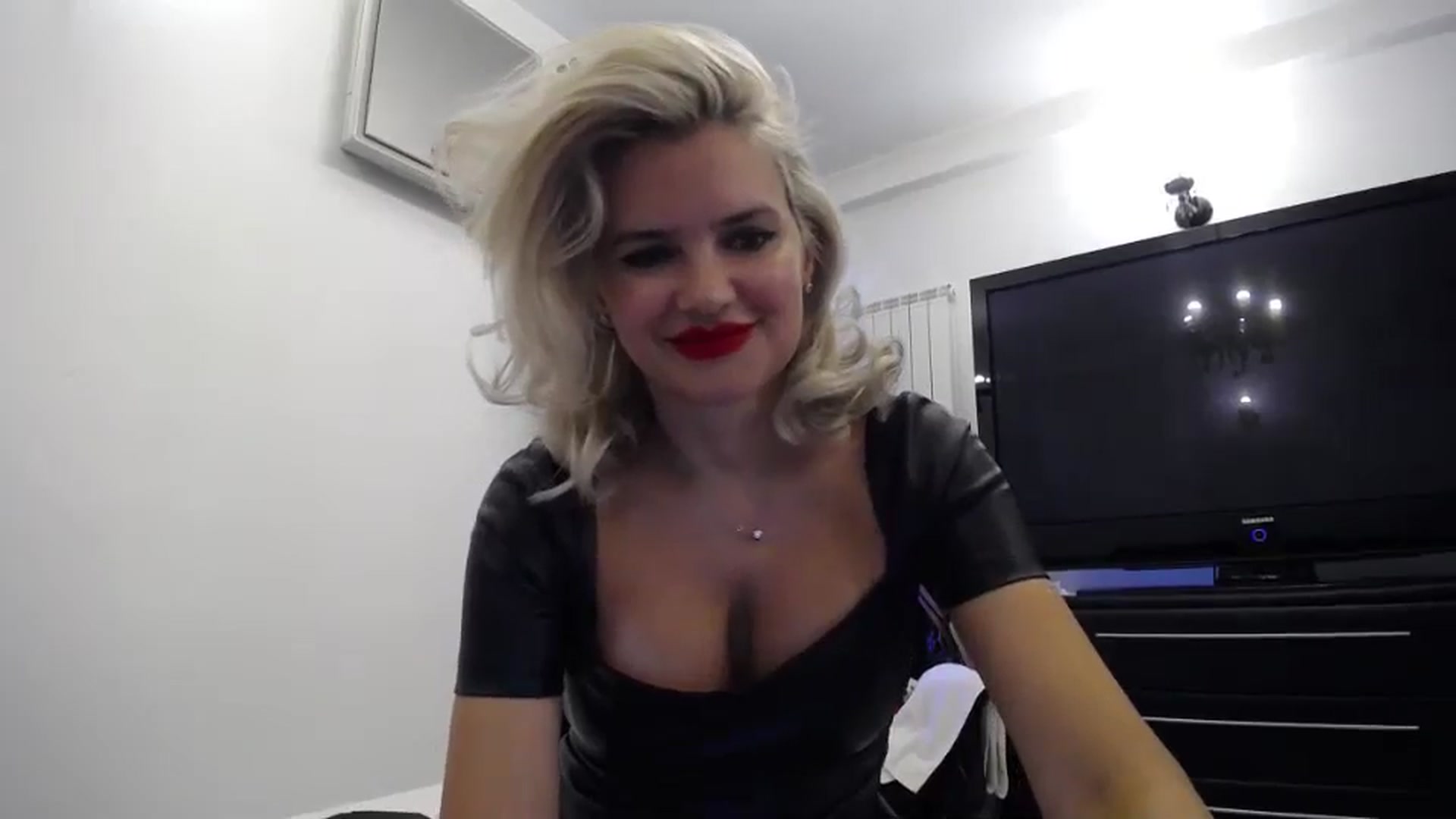 Gallery image thumbnail from Klarita_'s myfreecams stream on, 08/10/2024, 14:54 image 17 of 20