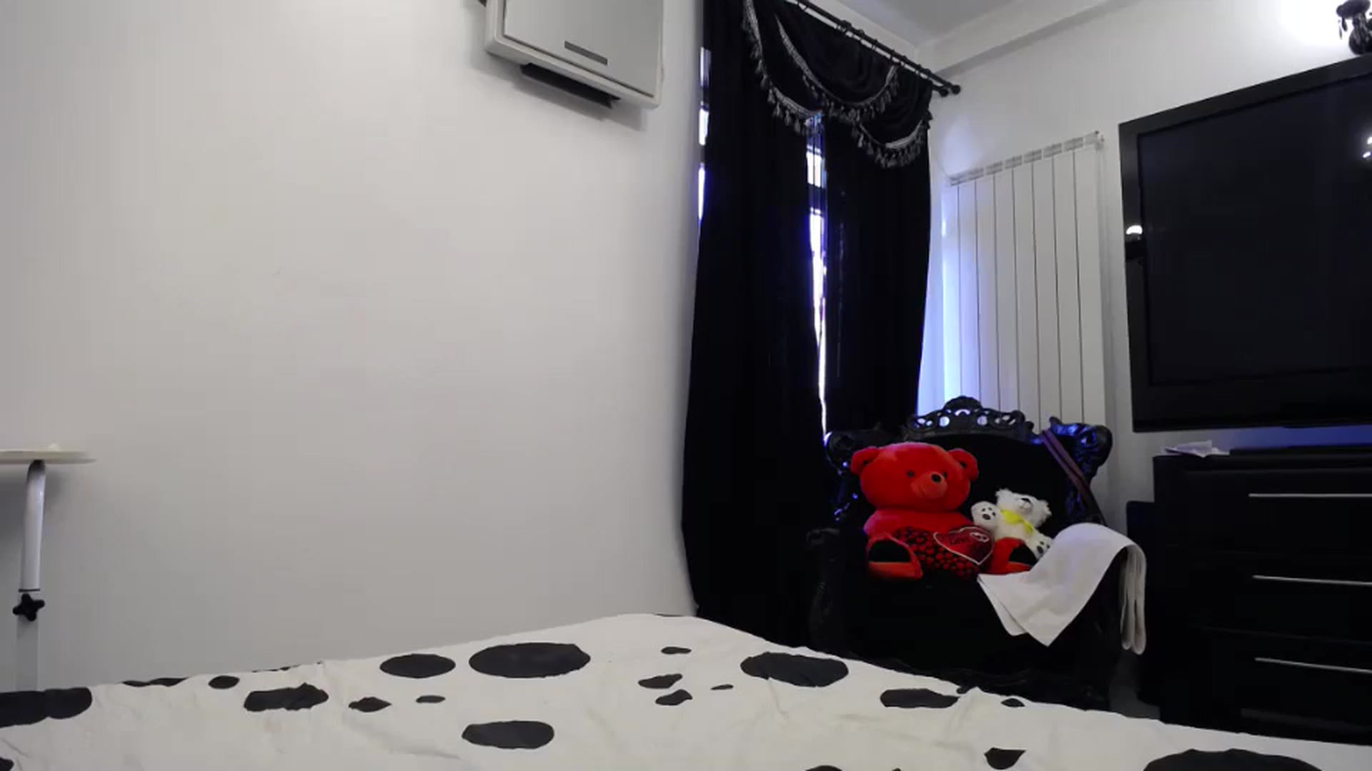 Gallery image thumbnail from Klarita_'s myfreecams stream on, 08/10/2024, 16:14 image 11 of 20