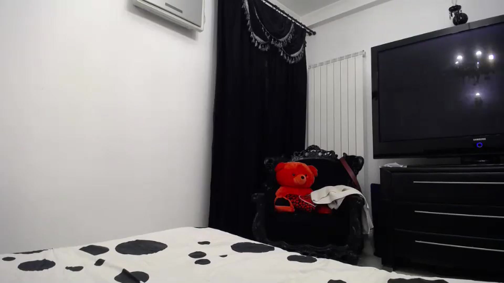 Gallery image thumbnail from Klarita_'s myfreecams stream on, 08/12/2024, 21:57 image 3 of 20
