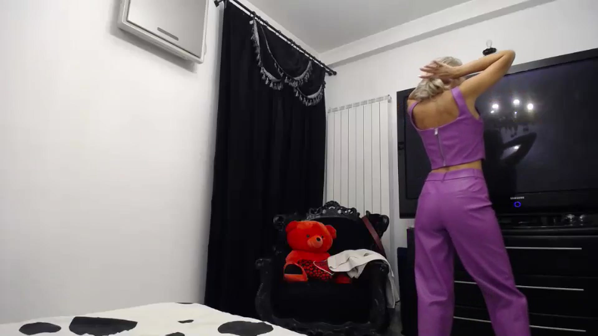Gallery image thumbnail from Klarita_'s myfreecams stream on, 08/12/2024, 21:57 image 11 of 20