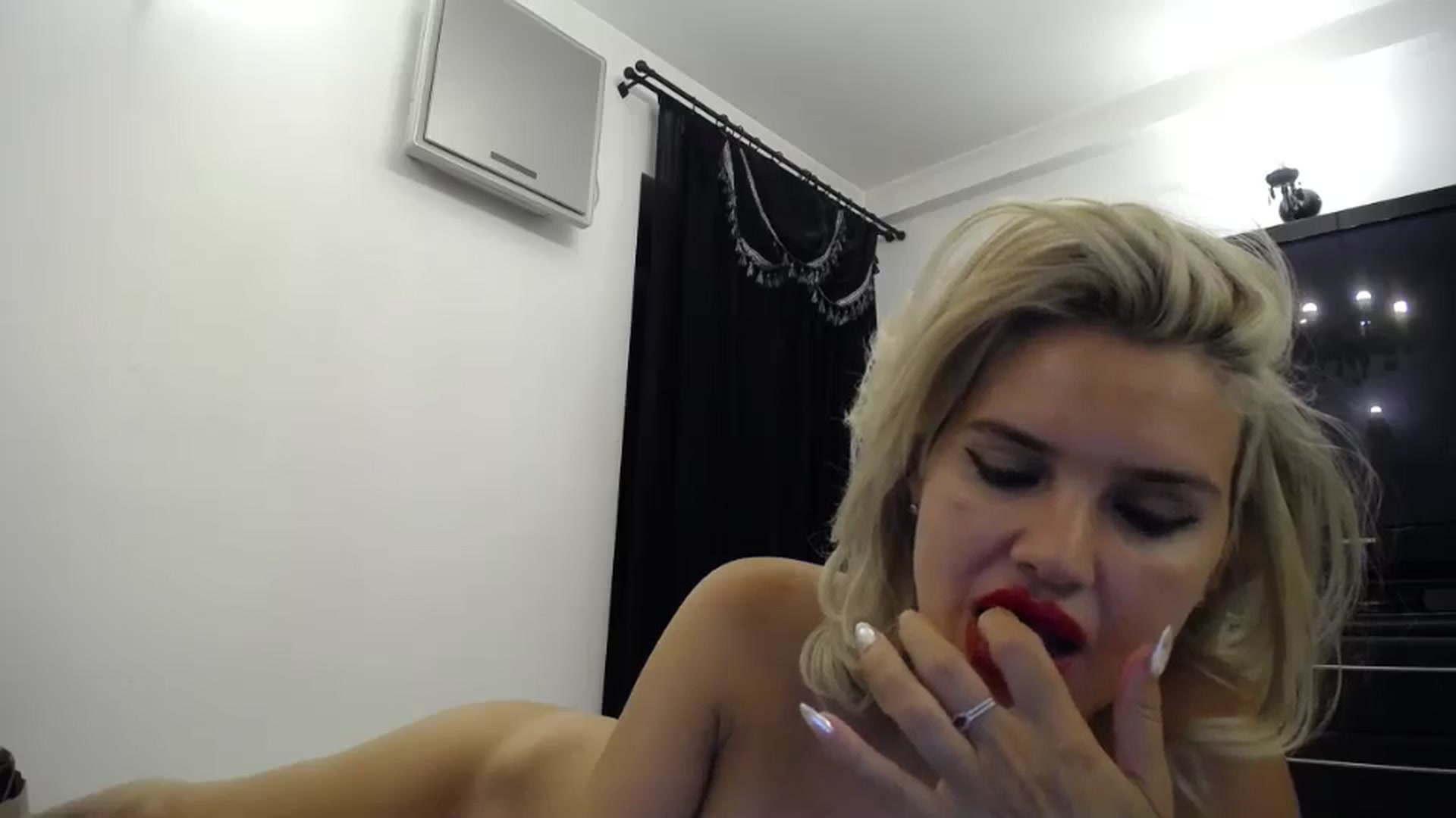 Gallery image thumbnail from Klarita_'s myfreecams stream on, 08/15/2024, 22:43 image 12 of 20