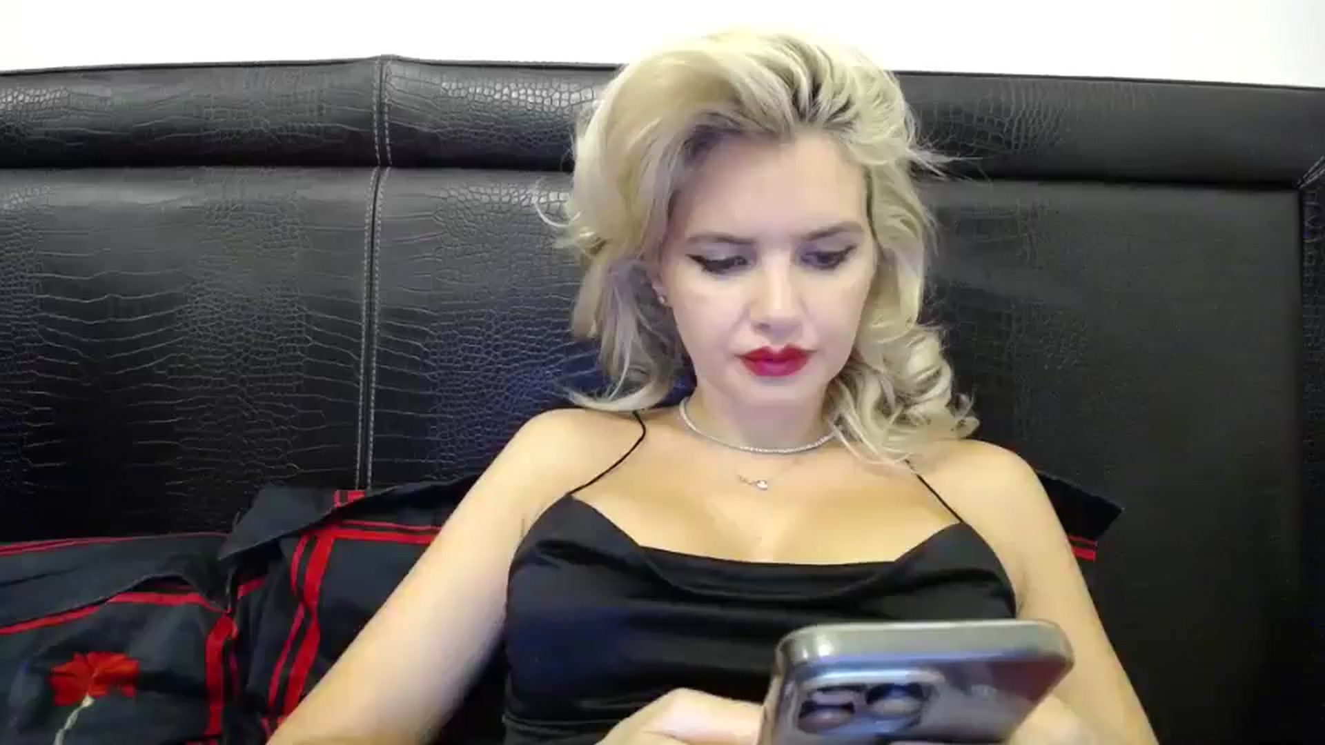 Gallery image thumbnail from Klarita_'s myfreecams stream on, 08/27/2024, 21:39 image 17 of 20