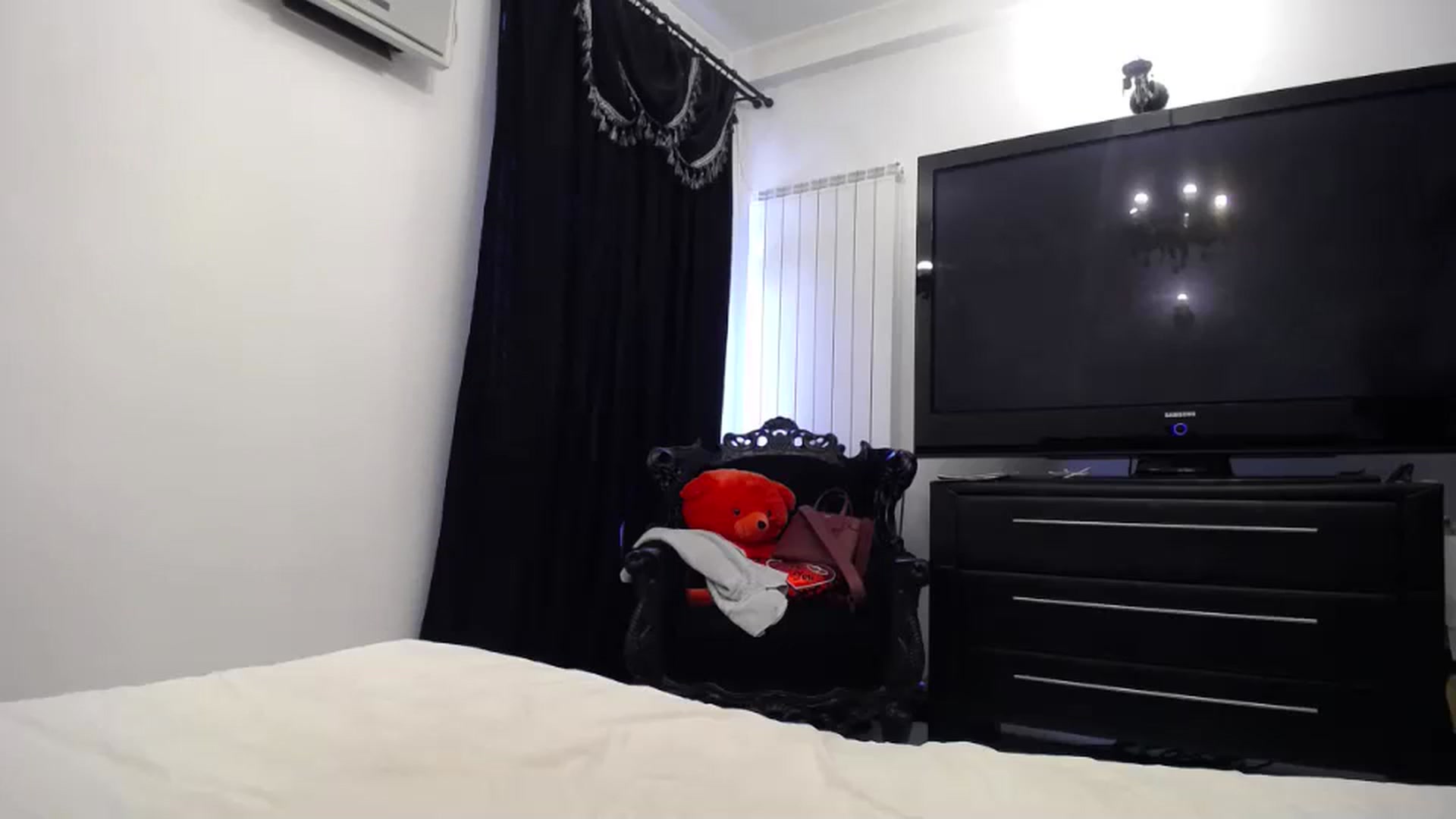 Gallery image thumbnail from Klarita_'s myfreecams stream on, 09/06/2024, 14:09 image 3 of 20