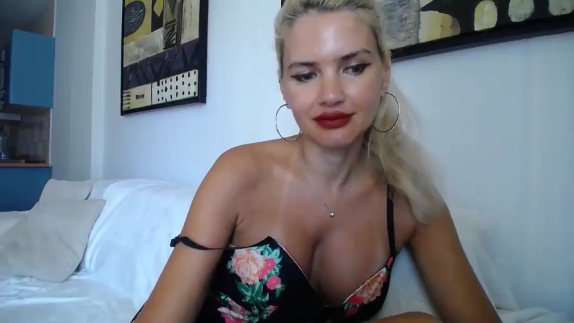 Gallery image thumbnail from Klarita_'s myfreecams stream on, 10/05/2024, 14:58 image 10 of 20