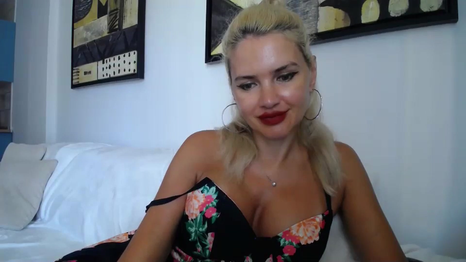 Gallery image thumbnail from Klarita_'s myfreecams stream on, 10/05/2024, 14:58 image 4 of 20