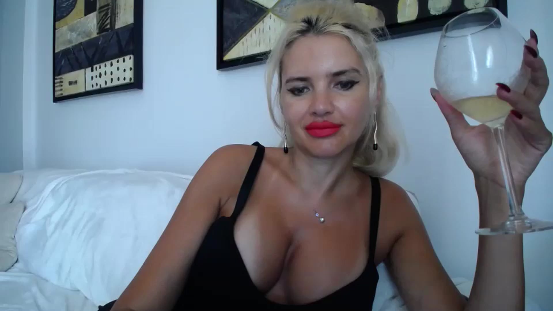 Gallery image thumbnail from Klarita_'s myfreecams stream on, 10/06/2024, 15:06 image 1 of 20