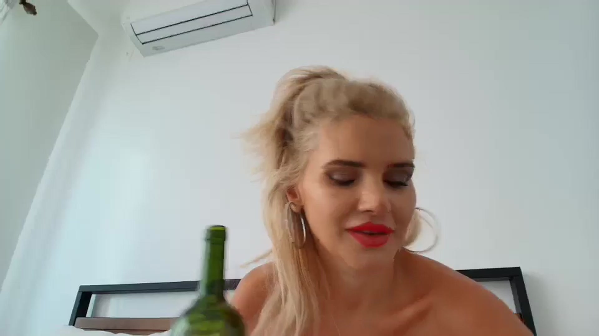 Gallery image thumbnail from Klarita_'s myfreecams stream on, 10/14/2024, 19:53 image 16 of 20