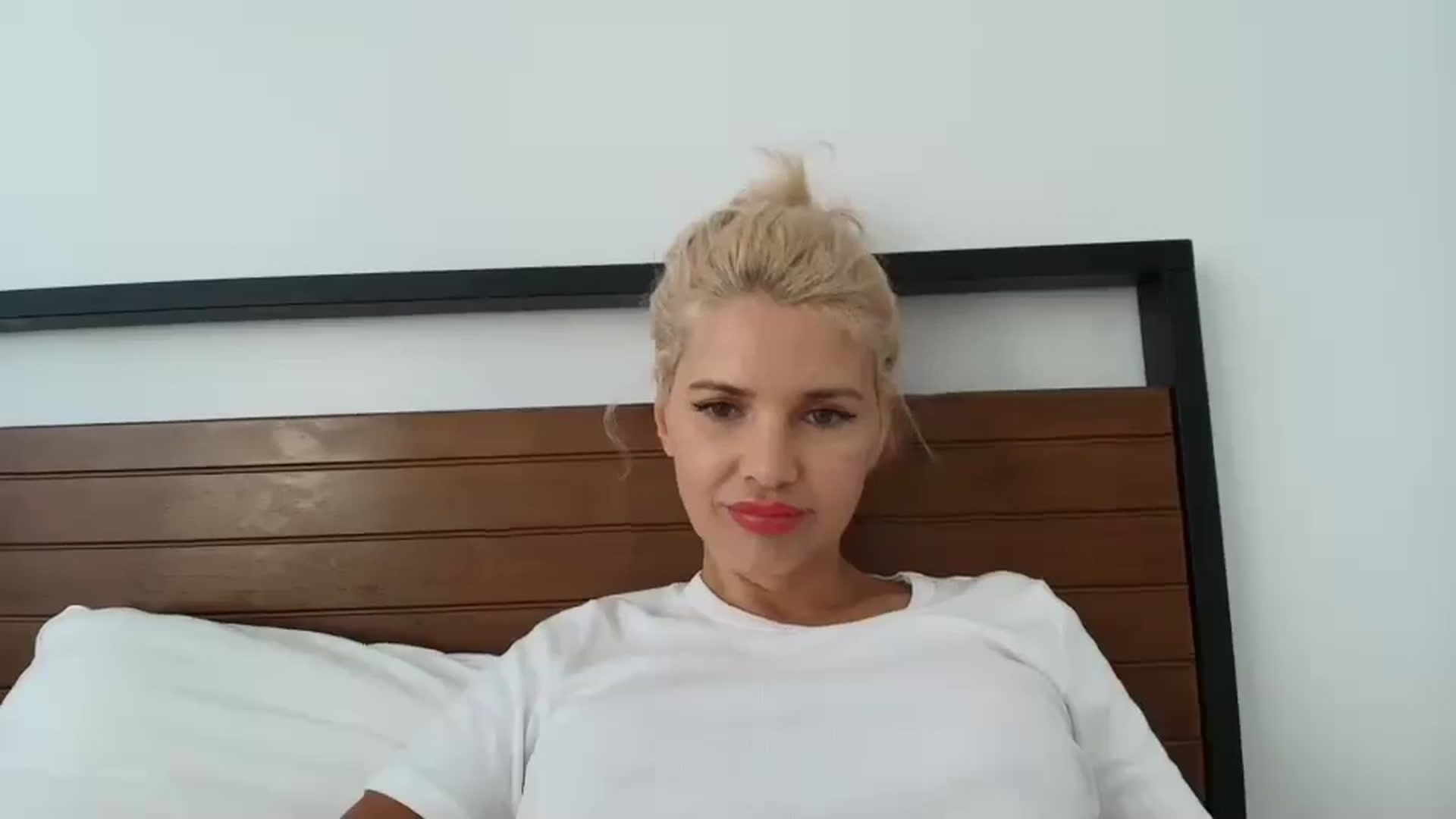 Gallery image thumbnail from Klarita_'s myfreecams stream on, 10/19/2024, 16:07 image 6 of 20