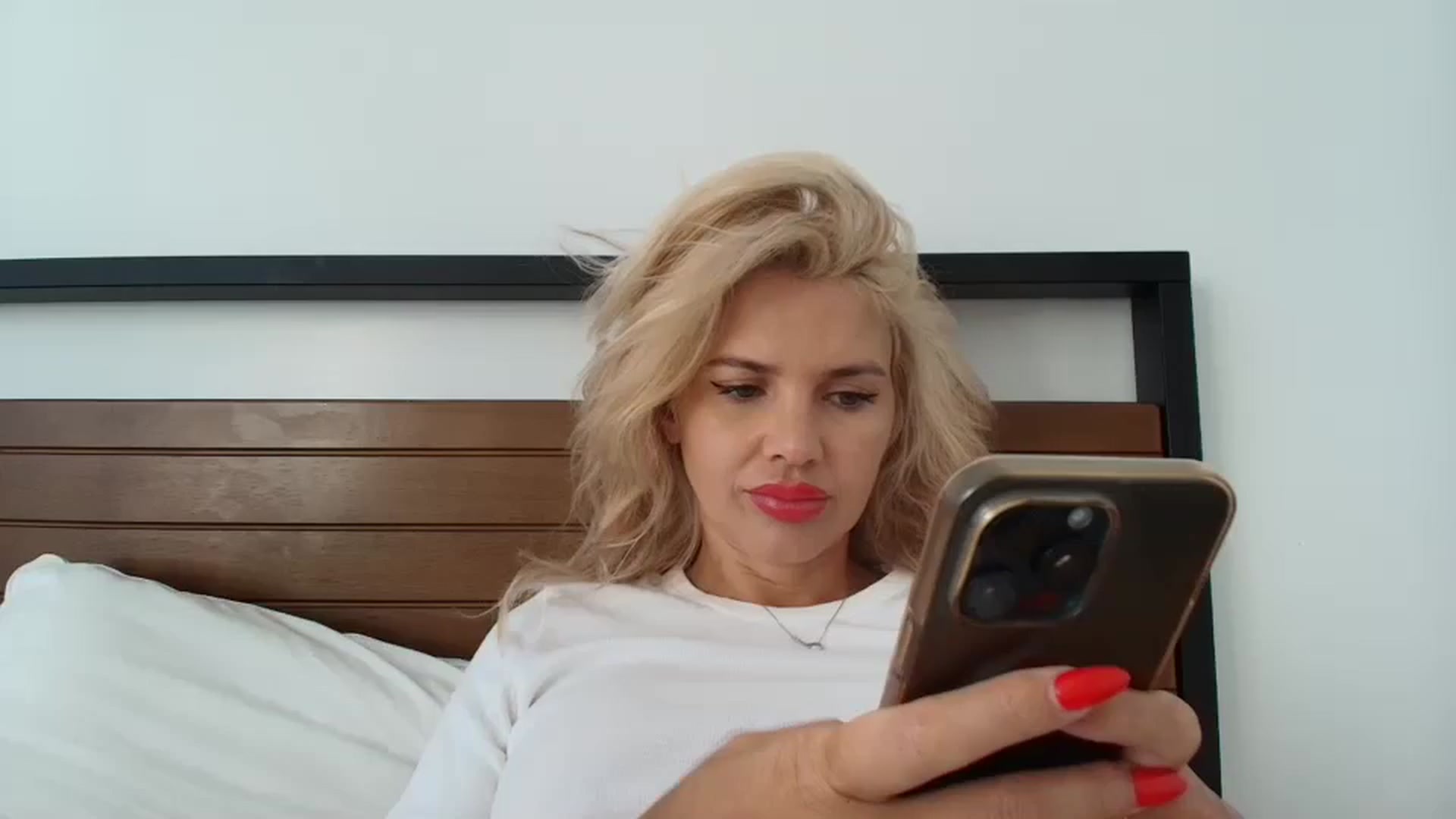 Gallery image thumbnail from Klarita_'s myfreecams stream on, 10/19/2024, 16:07 image 3 of 20