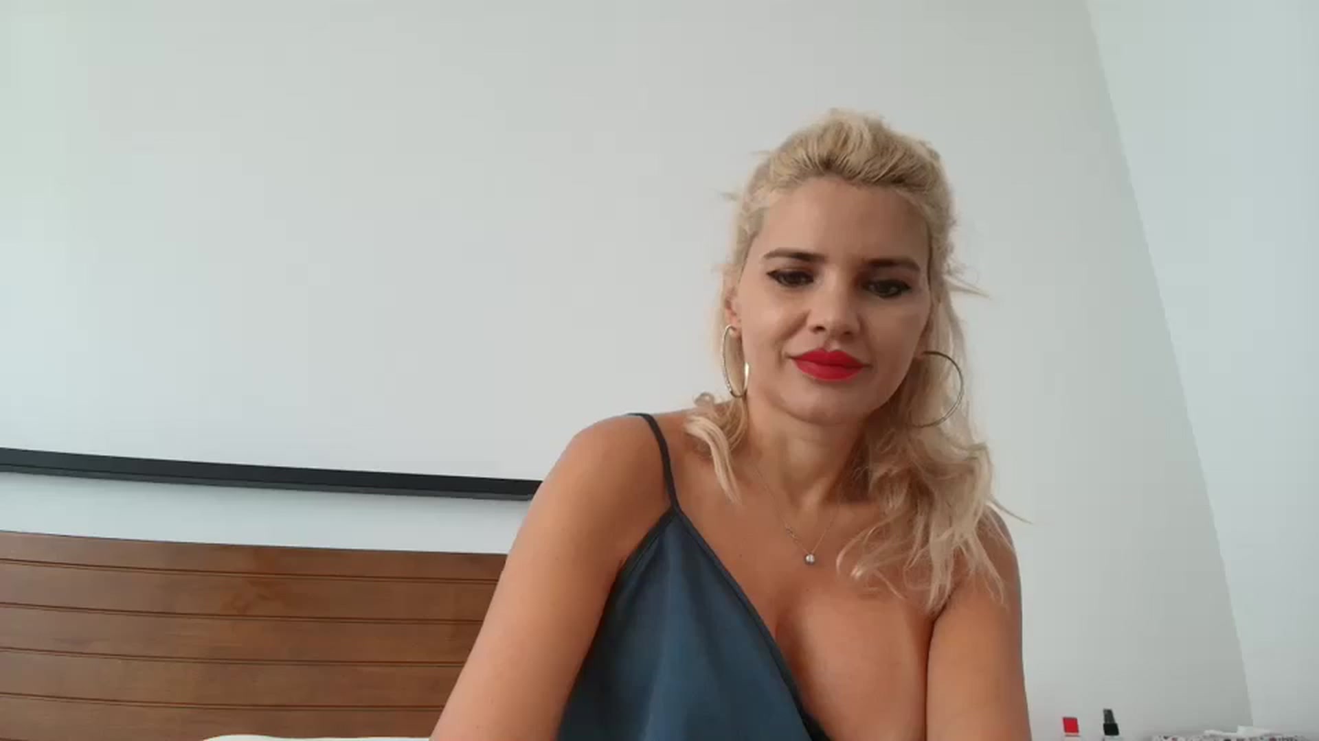 Gallery image thumbnail from Klarita_'s myfreecams stream on, 10/20/2024, 15:45 image 18 of 20