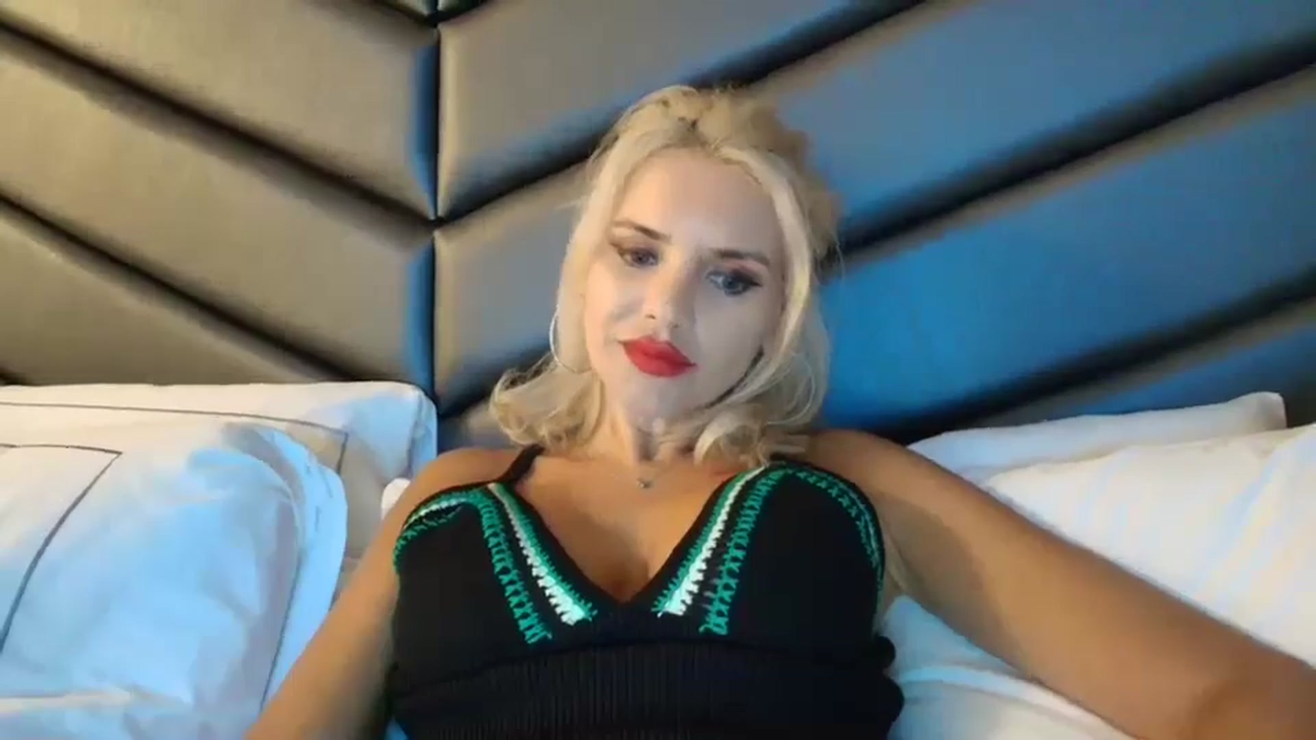 Gallery image thumbnail from Klarita_'s myfreecams stream on, 10/22/2024, 18:10 image 6 of 20